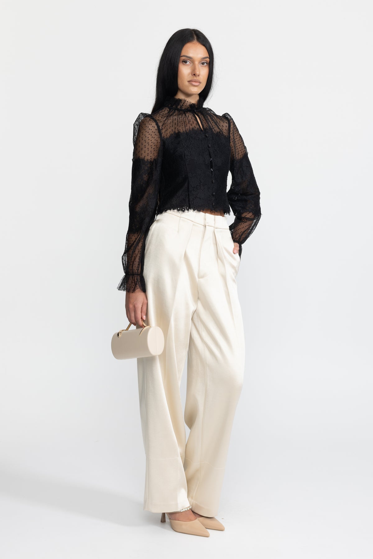 Cropped-Bluse mit Rüschenkragen aus Spitze und Punkt-Mesh – Schwarz 