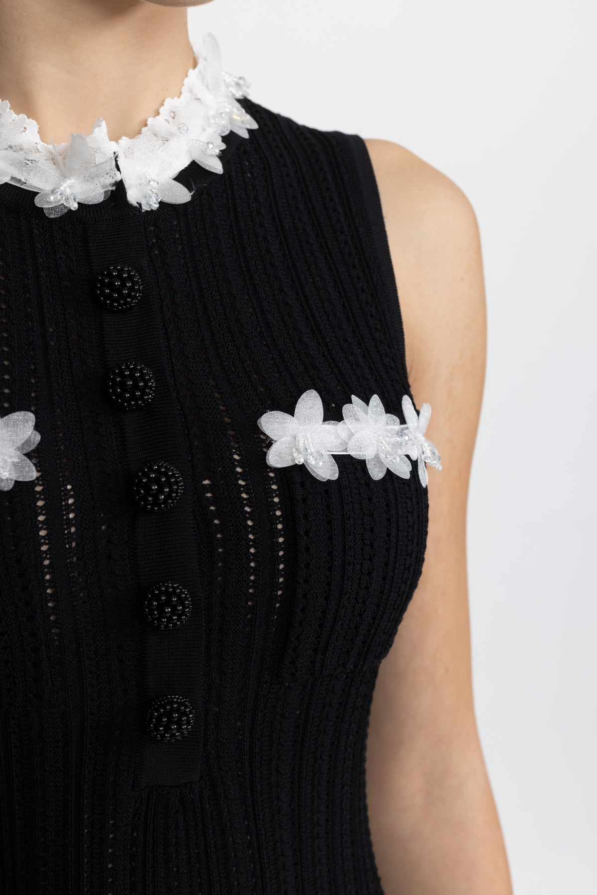 Pointelle-Strick-Minikleid mit Organza-Blütenbesatz - Schwarz 
