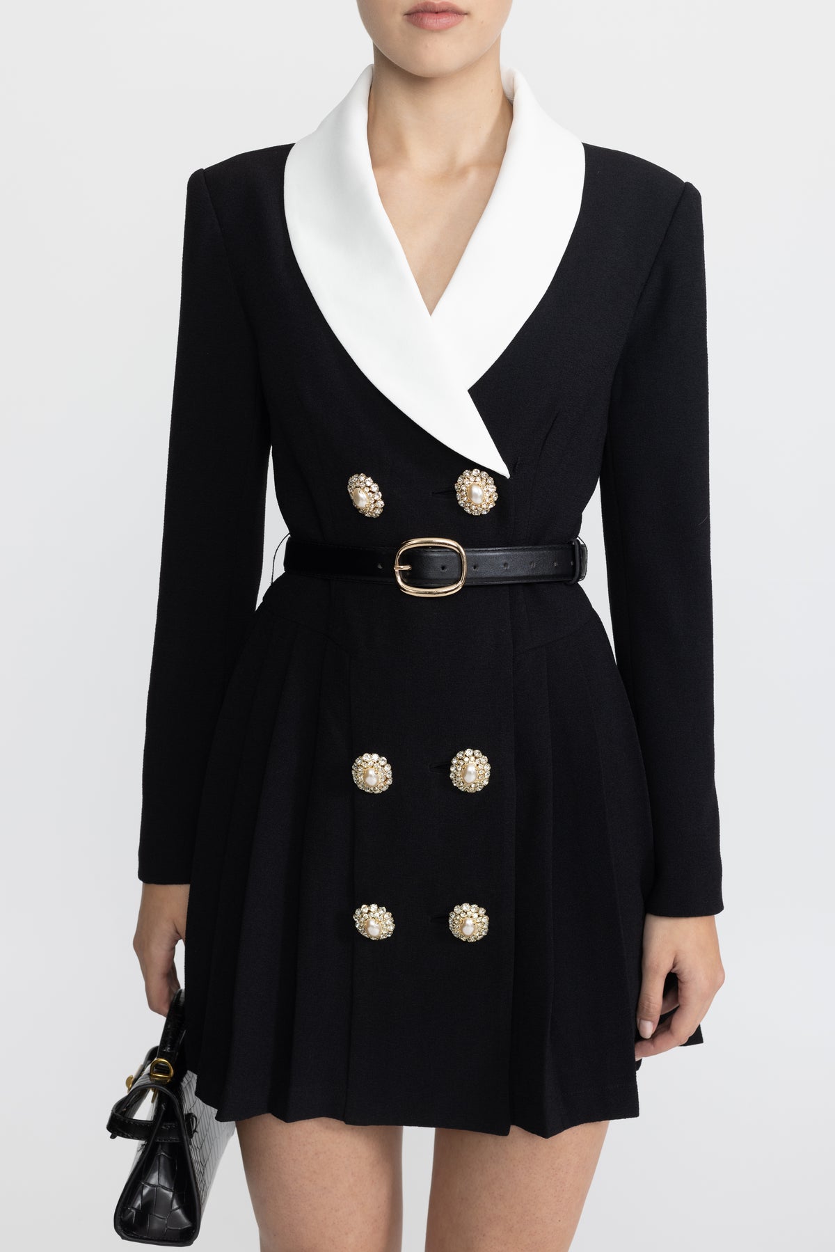 Plissiertes Blazer-Minikleid mit kontrastierendem Revers und Gürtel - Schwarz 
