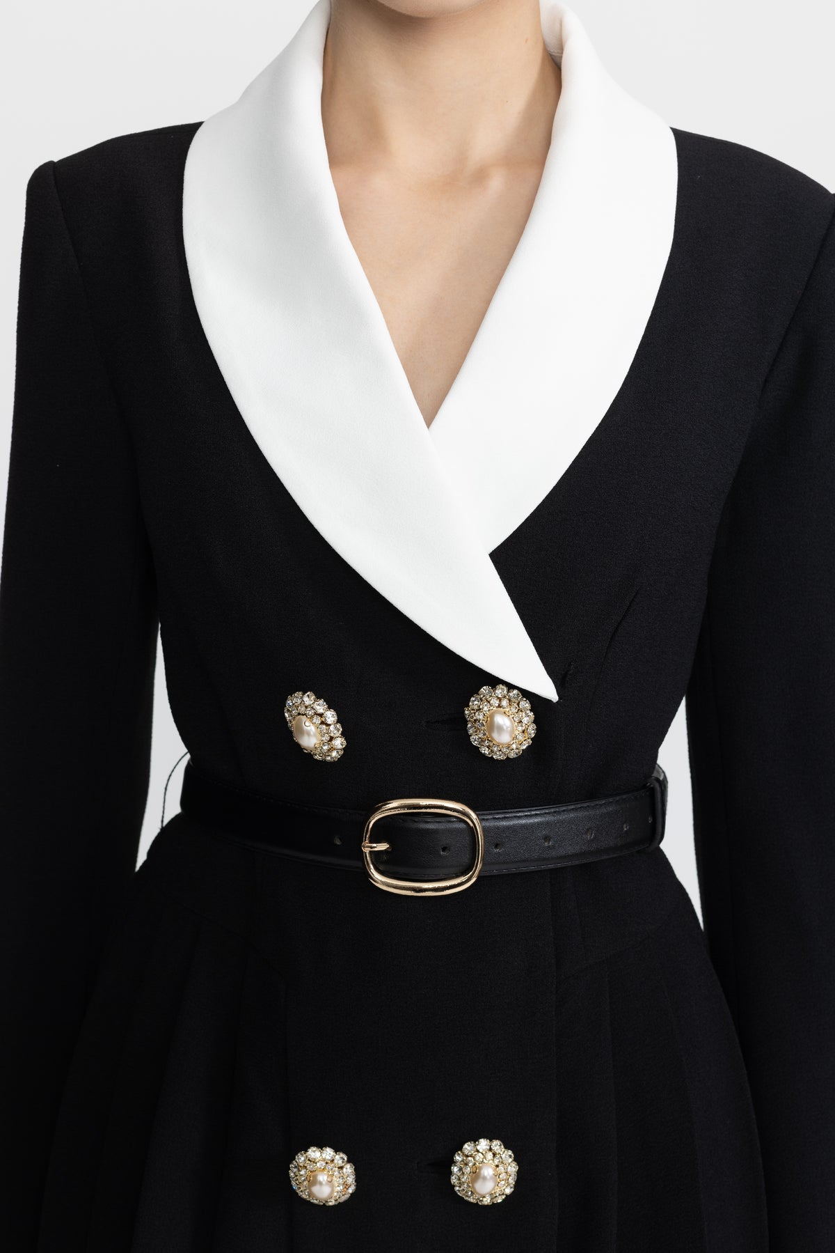 Plissiertes Blazer-Minikleid mit kontrastierendem Revers und Gürtel - Schwarz 