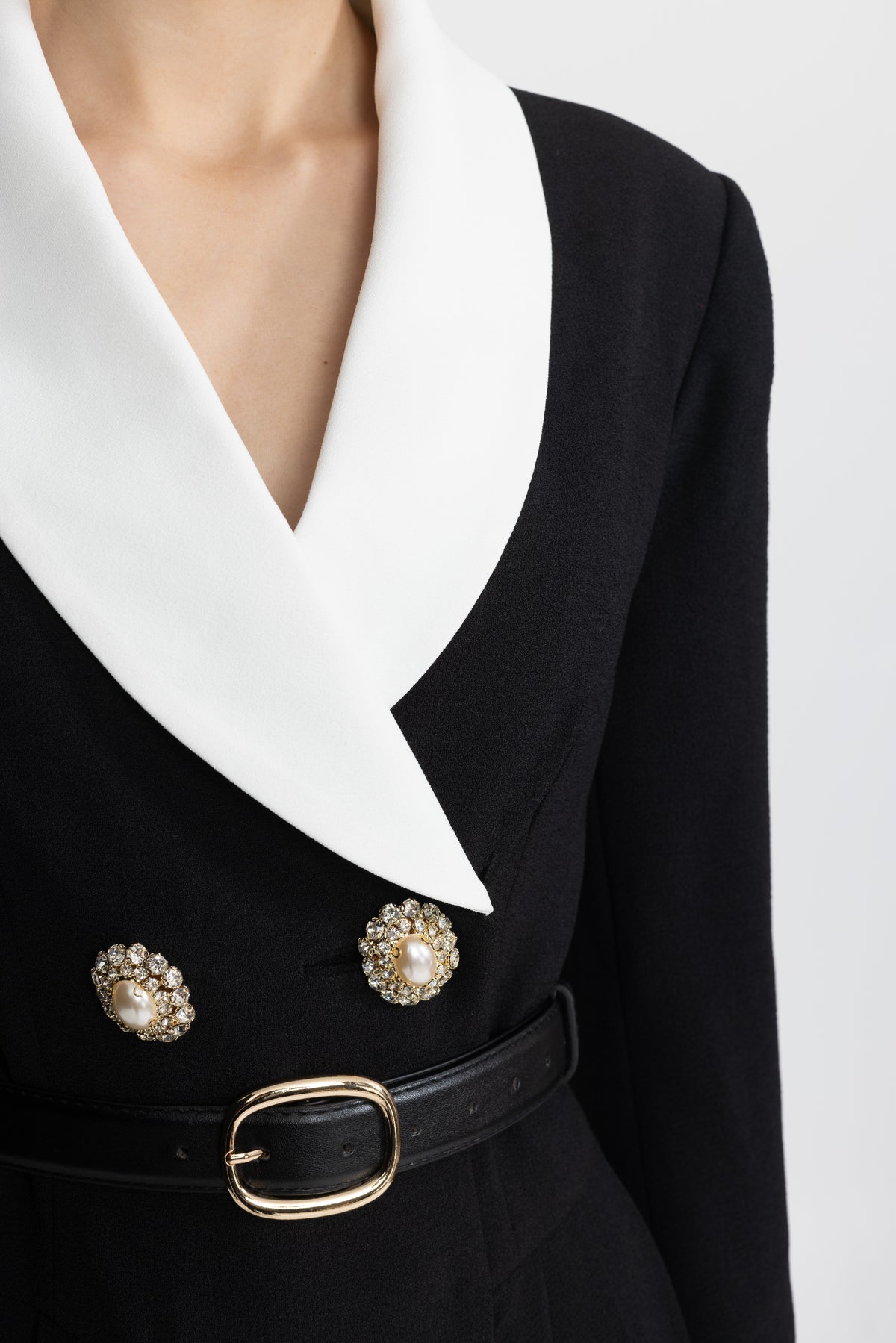 Plissiertes Blazer-Minikleid mit kontrastierendem Revers und Gürtel - Schwarz 