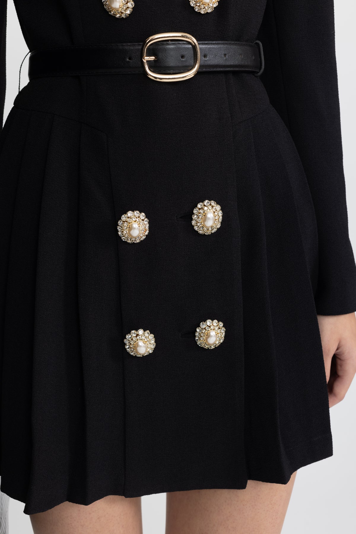 Plissiertes Blazer-Minikleid mit kontrastierendem Revers und Gürtel - Schwarz 