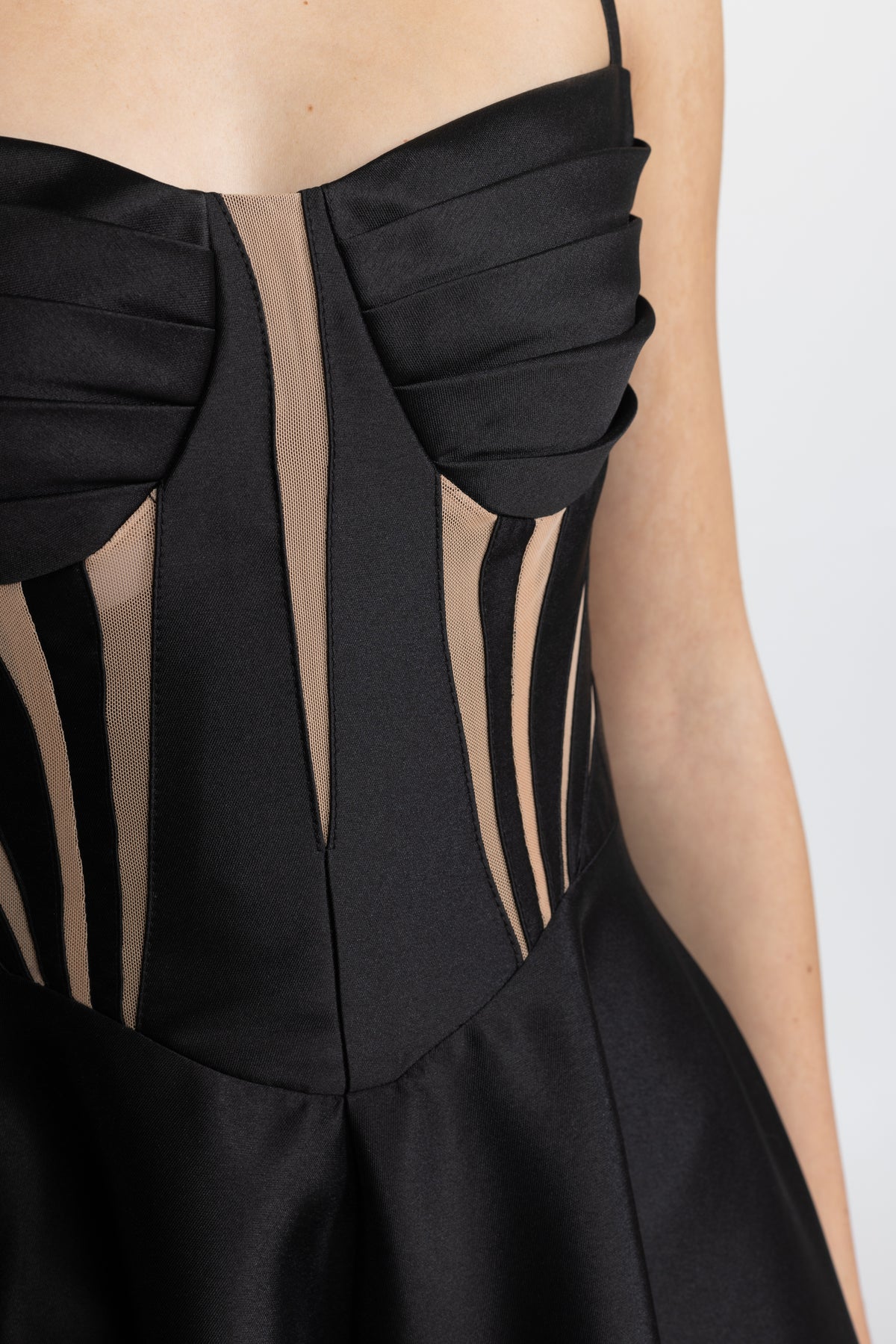 Satin-Corsagenkleid mit transparenten Einsätzen in Midi-Länge - Schwarz 