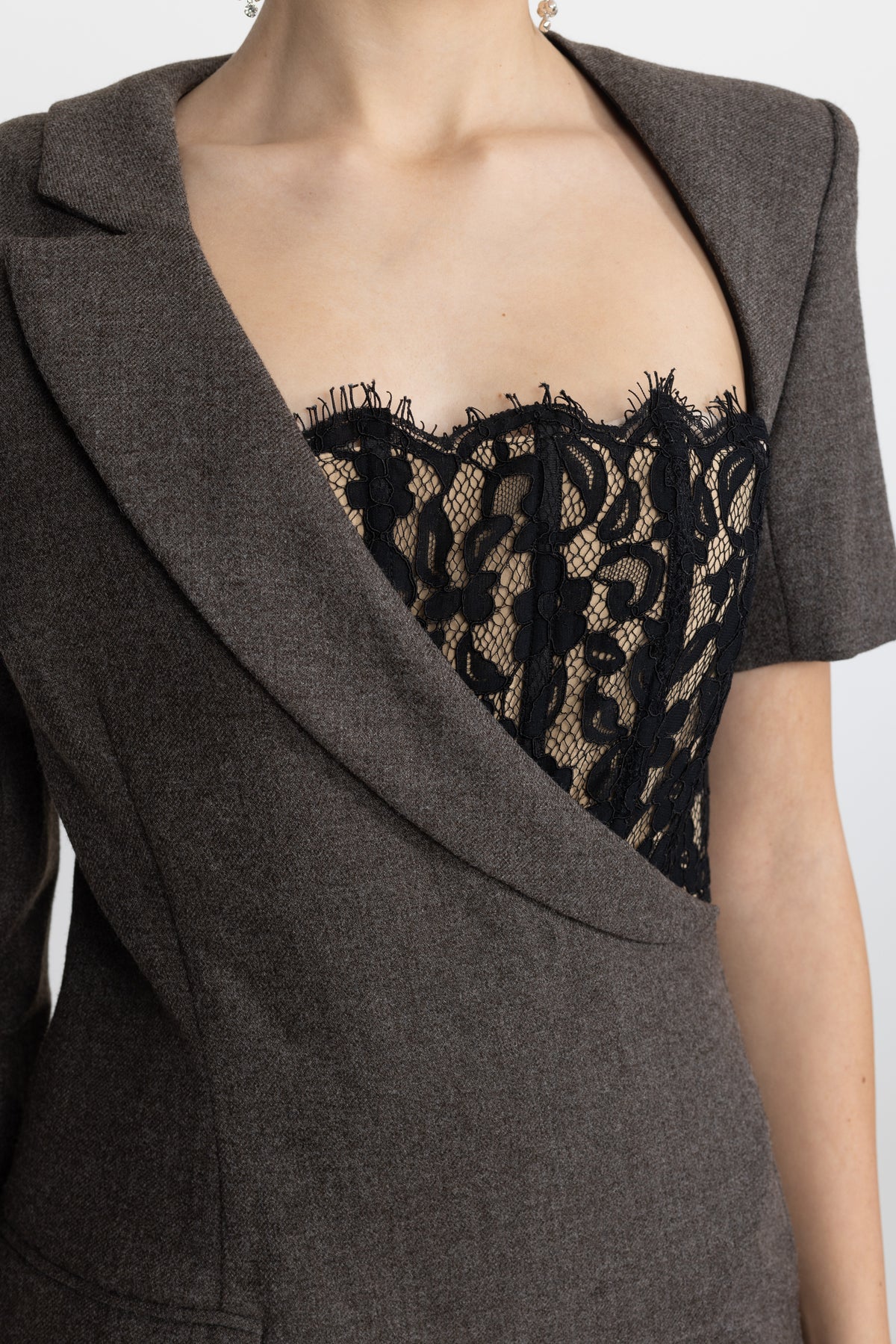 Asymmetrisches Blazer-Maxikleid mit Spitzen-Bustier - Anthrazit 