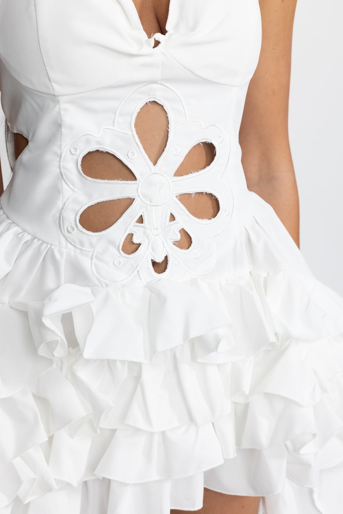 Besticktes Mini-Kleid mit Blumenstickerei, Cut-outs und Rüschen - Weiß 