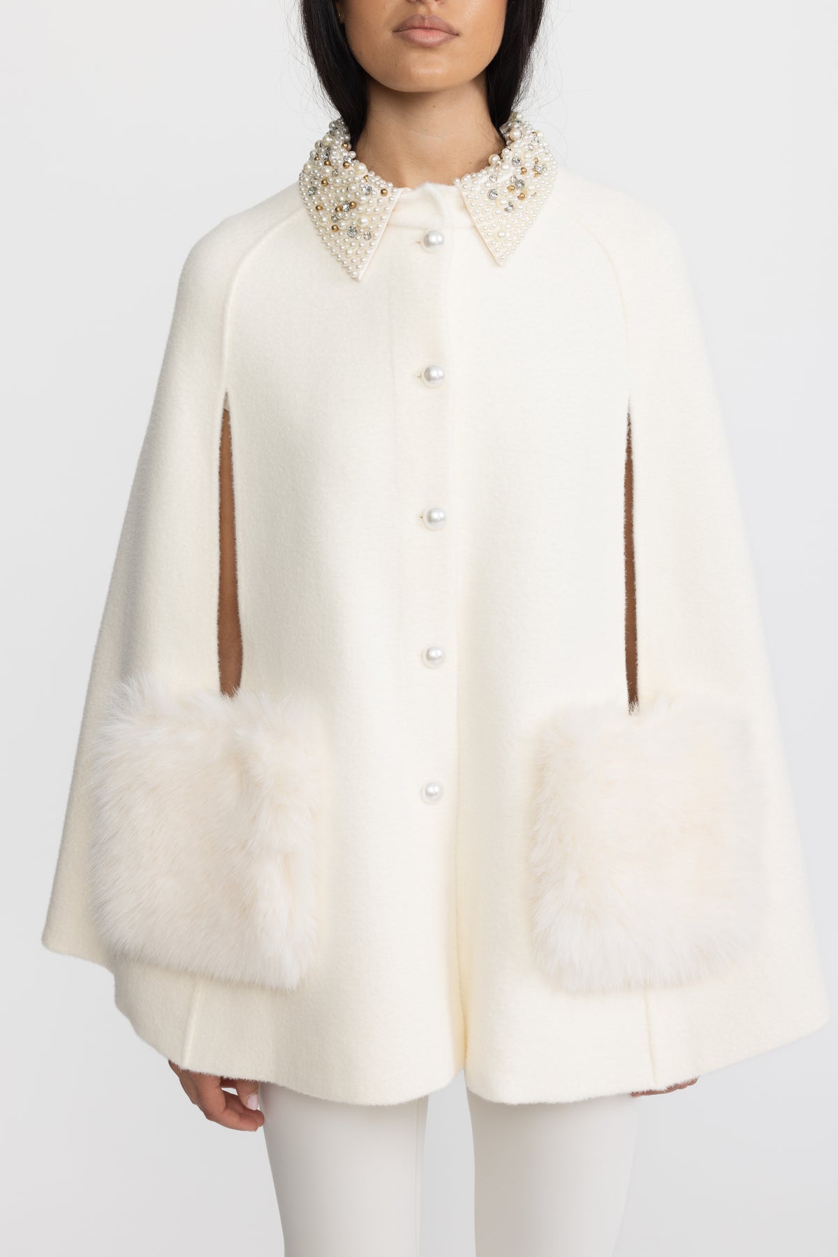 Cape mit perlenbesetztem Kragen und Taschen aus Faux Fur - Ivoire 