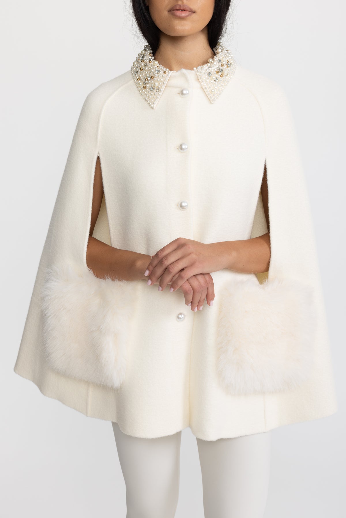 Cape mit perlenbesetztem Kragen und Taschen aus Faux Fur - Ivoire 