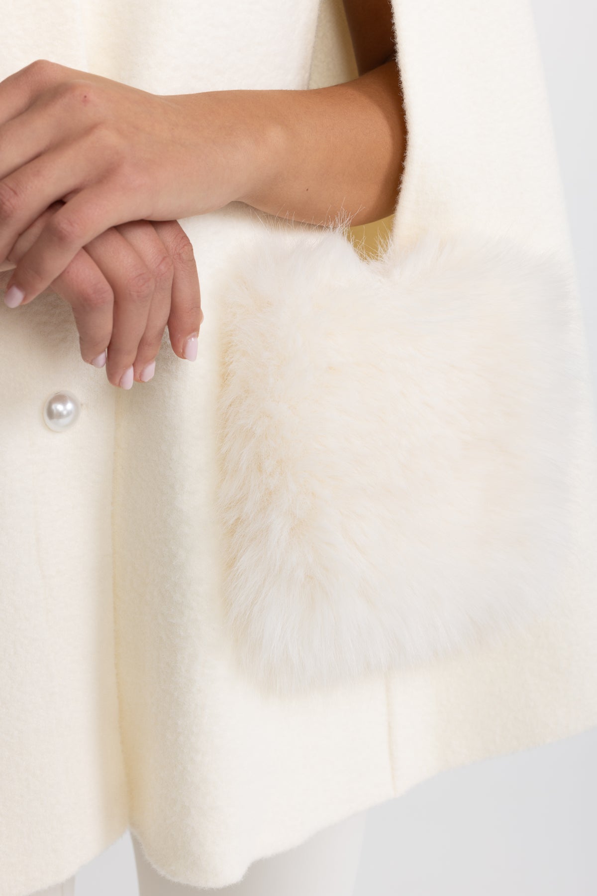 Cape mit perlenbesetztem Kragen und Taschen aus Faux Fur - Ivoire 