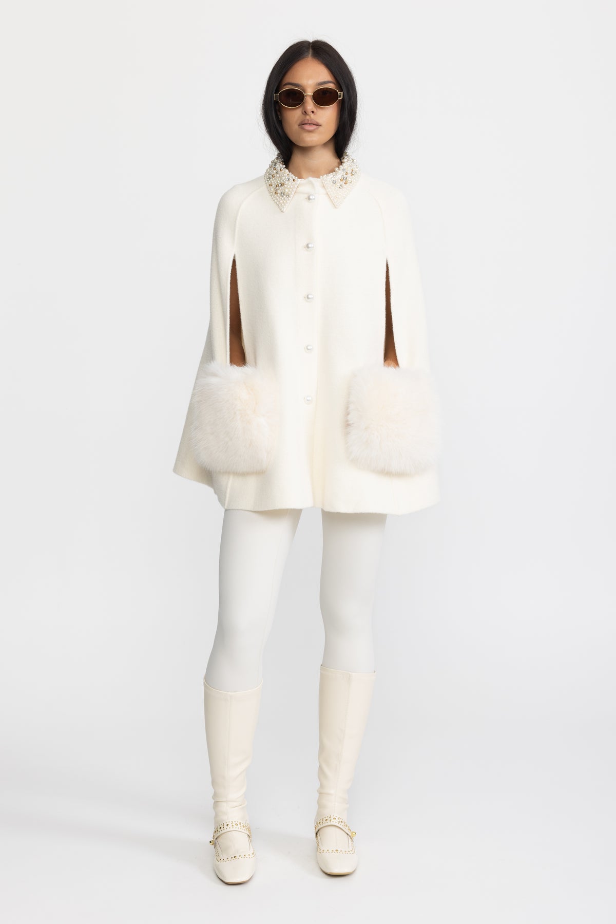 Cape mit perlenbesetztem Kragen und Taschen aus Faux Fur - Ivoire 