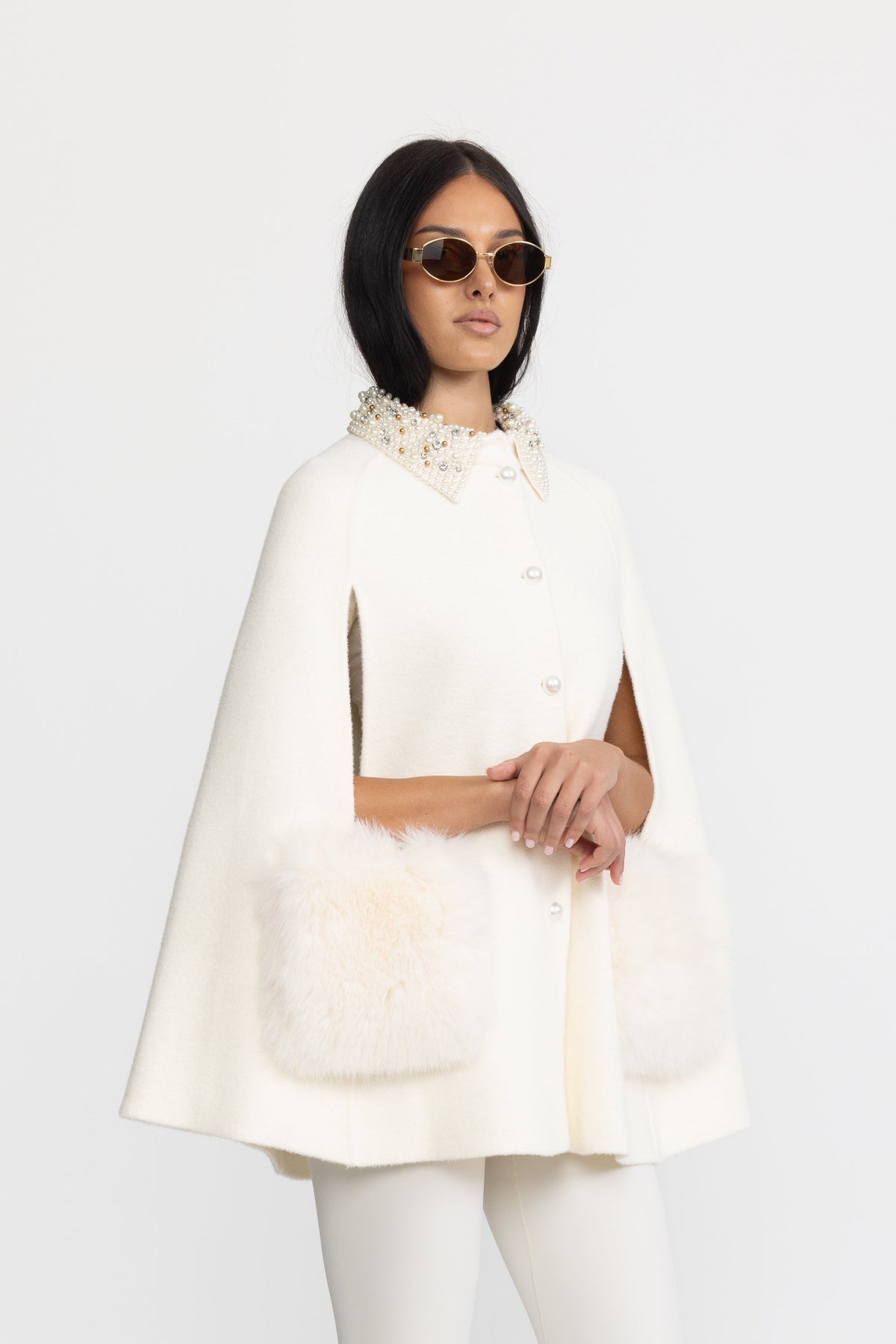 Cape mit perlenbesetztem Kragen und Taschen aus Faux Fur - Ivoire 