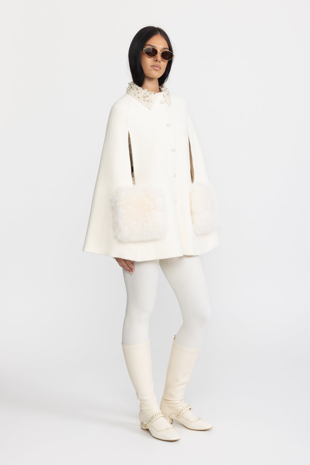 Cape mit perlenbesetztem Kragen und Taschen aus Faux Fur - Ivoire 