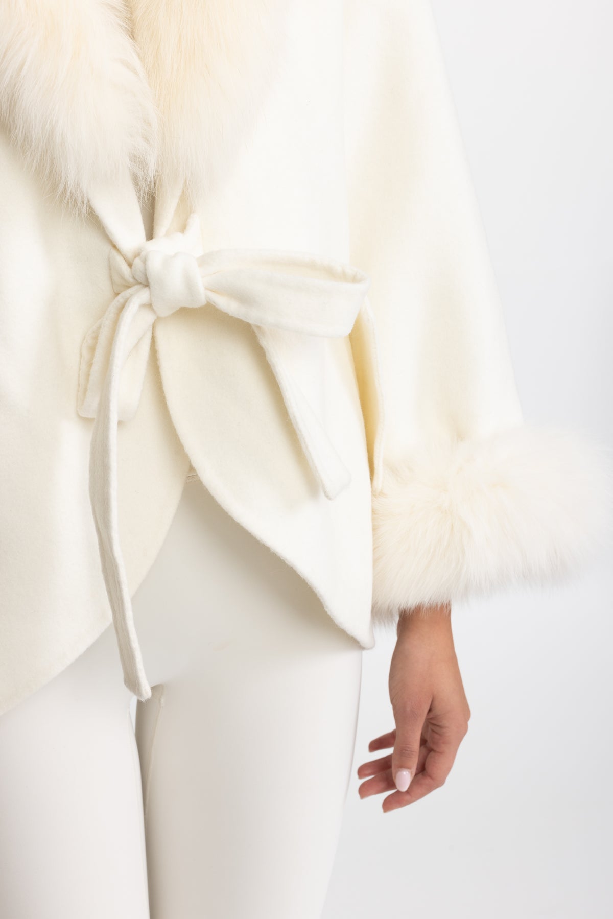 Kaschmirmantel mit übergroßem Fuchsfellkragen – Off White 
