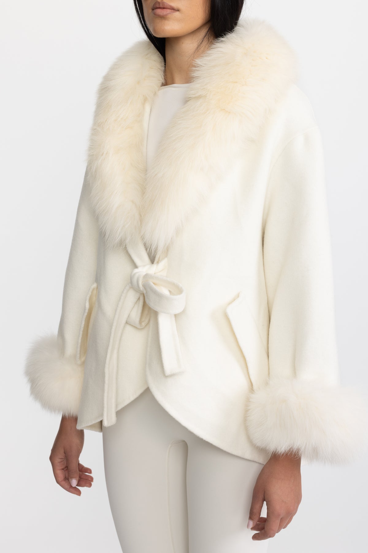 Kaschmirmantel mit übergroßem Fuchsfellkragen – Off White 