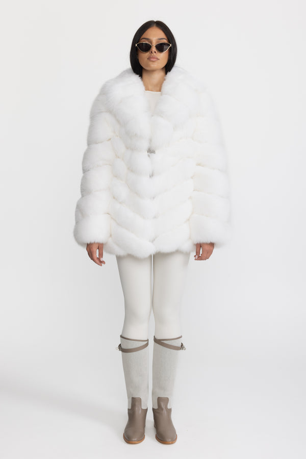 Stufige Fuchsjacke mit oversized Schalkragen – Weiß 