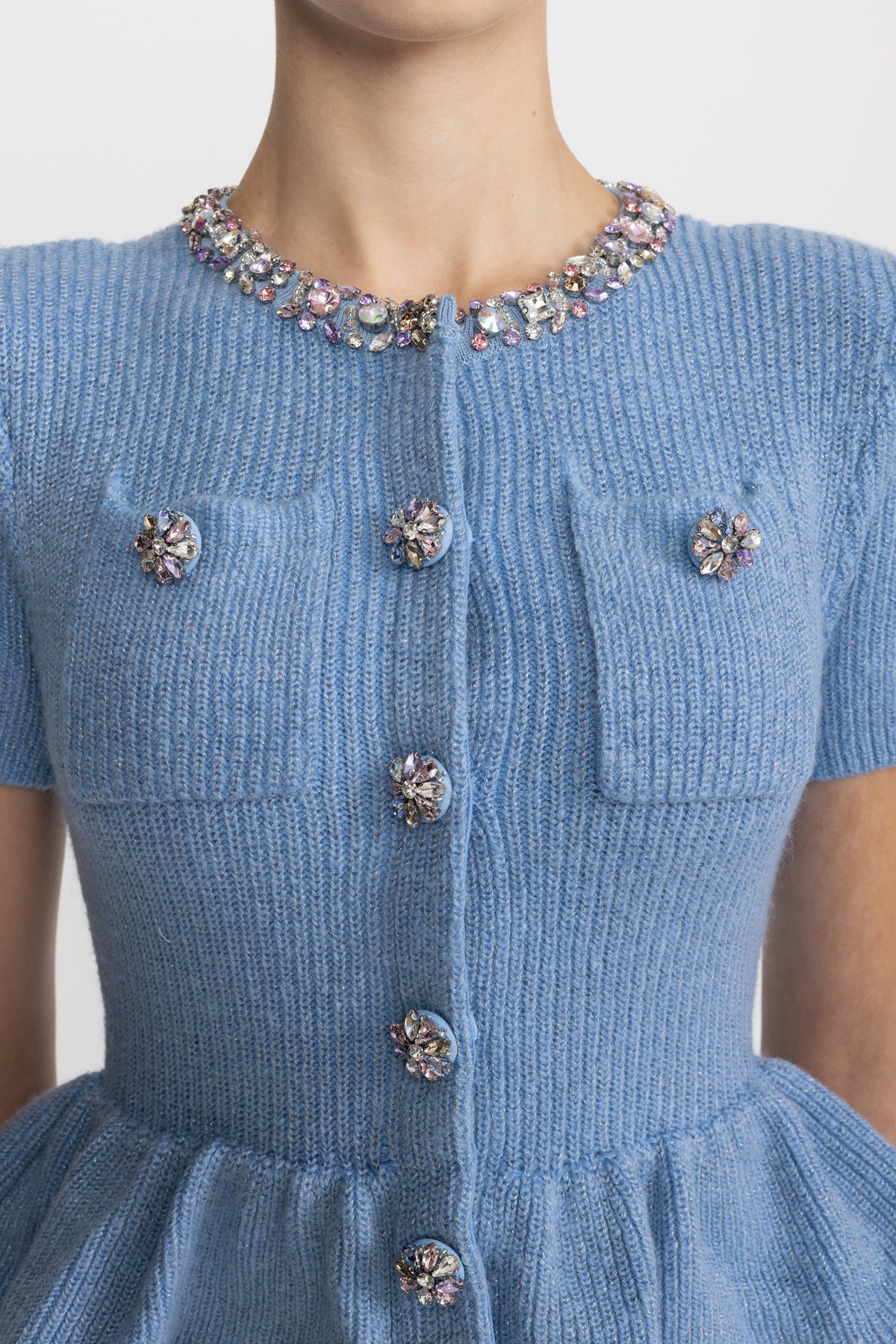 Midi-Strickkleid mit Kristallverzierung und Schößchen - Hellblau 