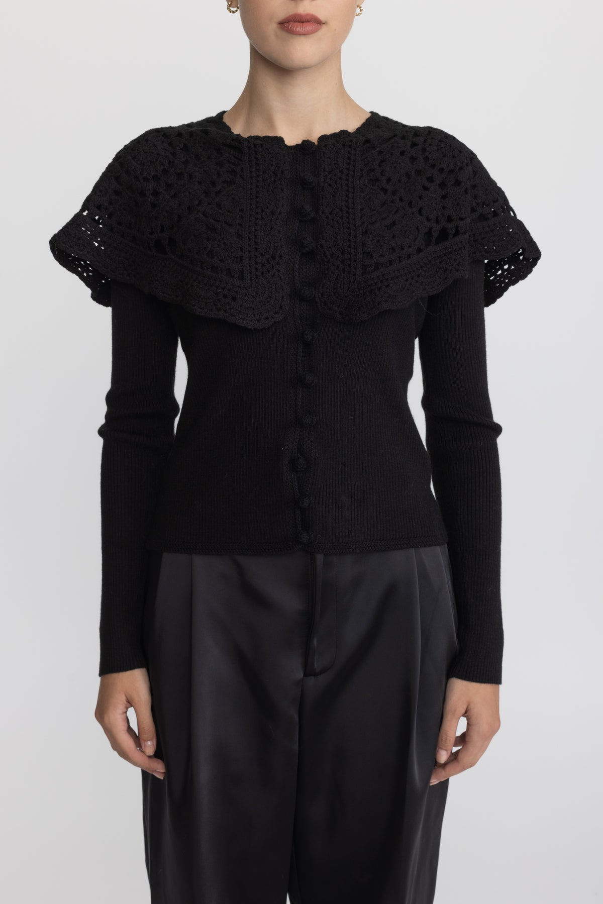 Gerippte Strickjacke mit Capelet-Kragen in Häkeloptik - Schwarz 