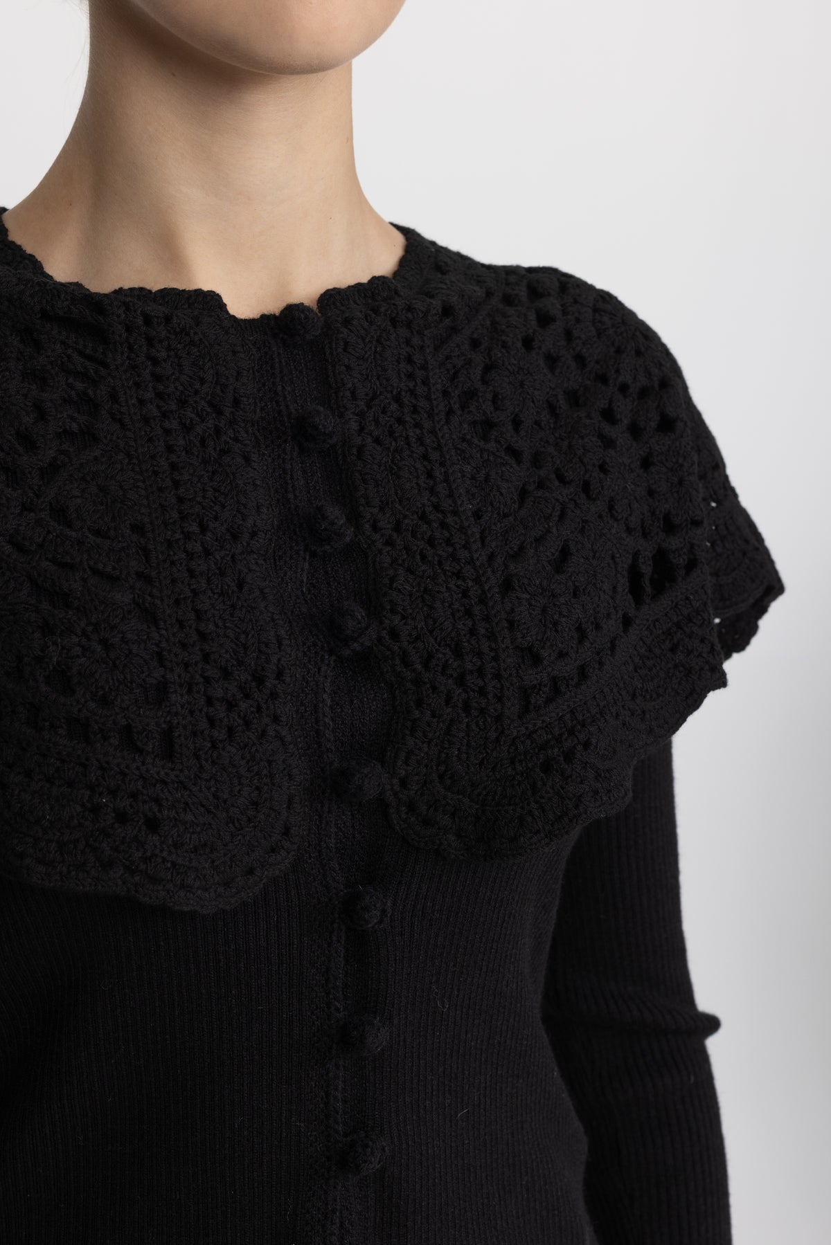 Gerippte Strickjacke mit Capelet-Kragen in Häkeloptik - Schwarz 