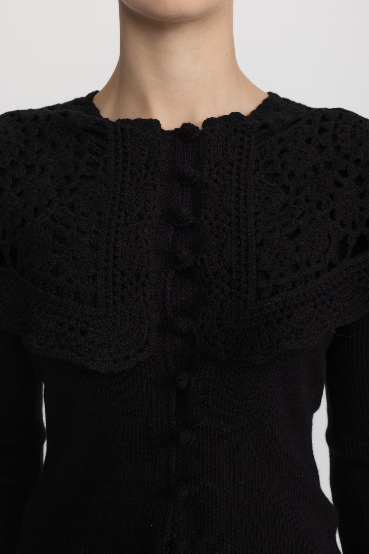Gerippte Strickjacke mit Capelet-Kragen in Häkeloptik - Schwarz 