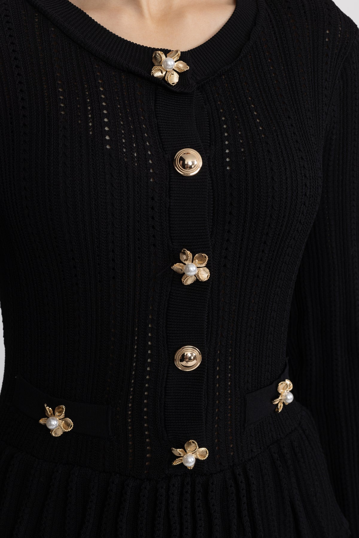 Pointelle-Strick-Minikleid mit Schößchen und Blumenknöpfen - Schwarz 