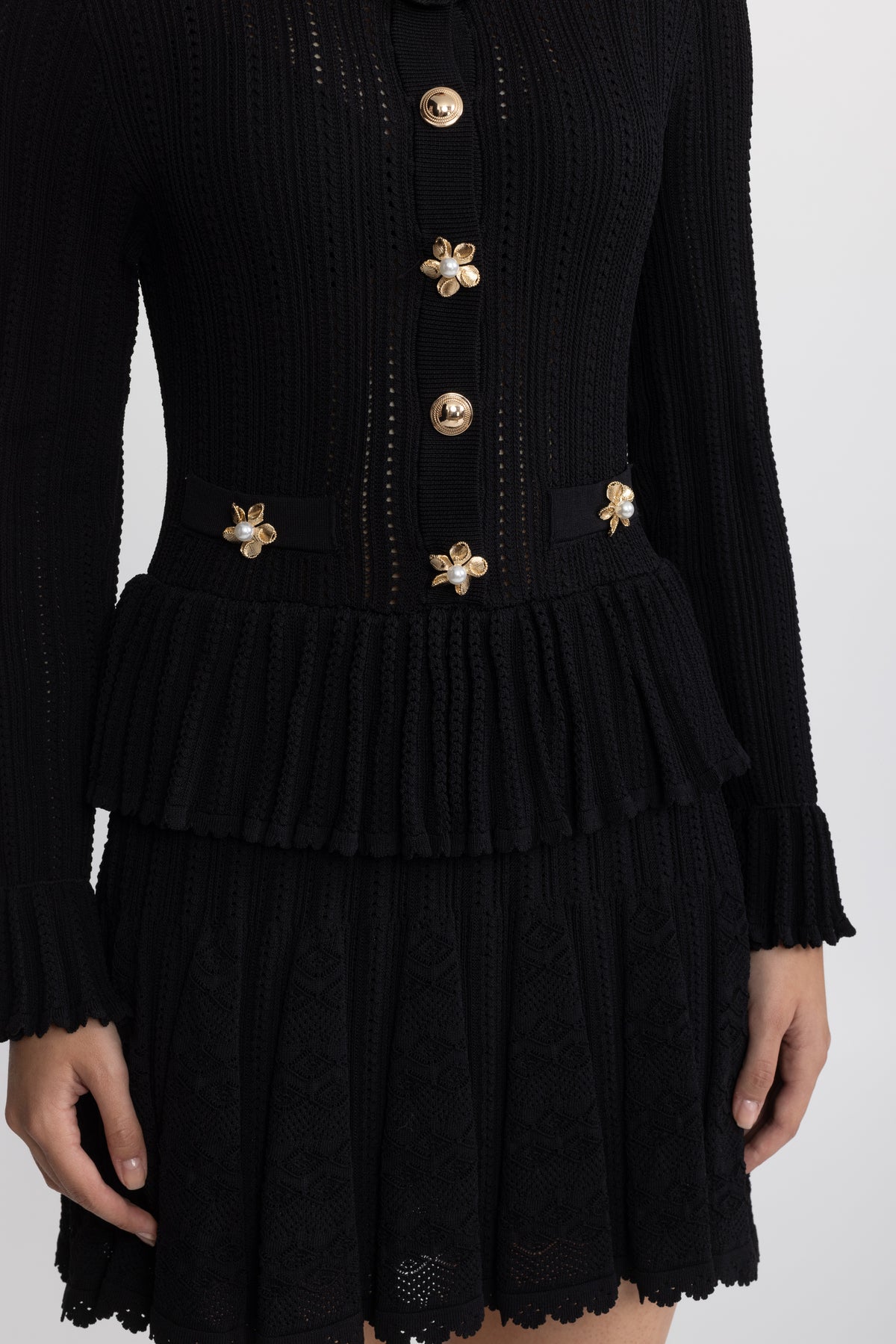 Pointelle-Strick-Minikleid mit Schößchen und Blumenknöpfen - Schwarz 