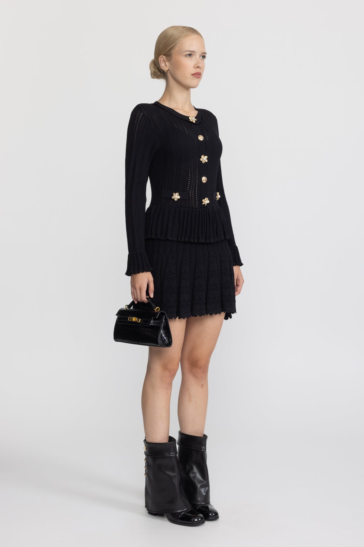 Pointelle-Strick-Minikleid mit Schößchen und Blumenknöpfen - Schwarz 