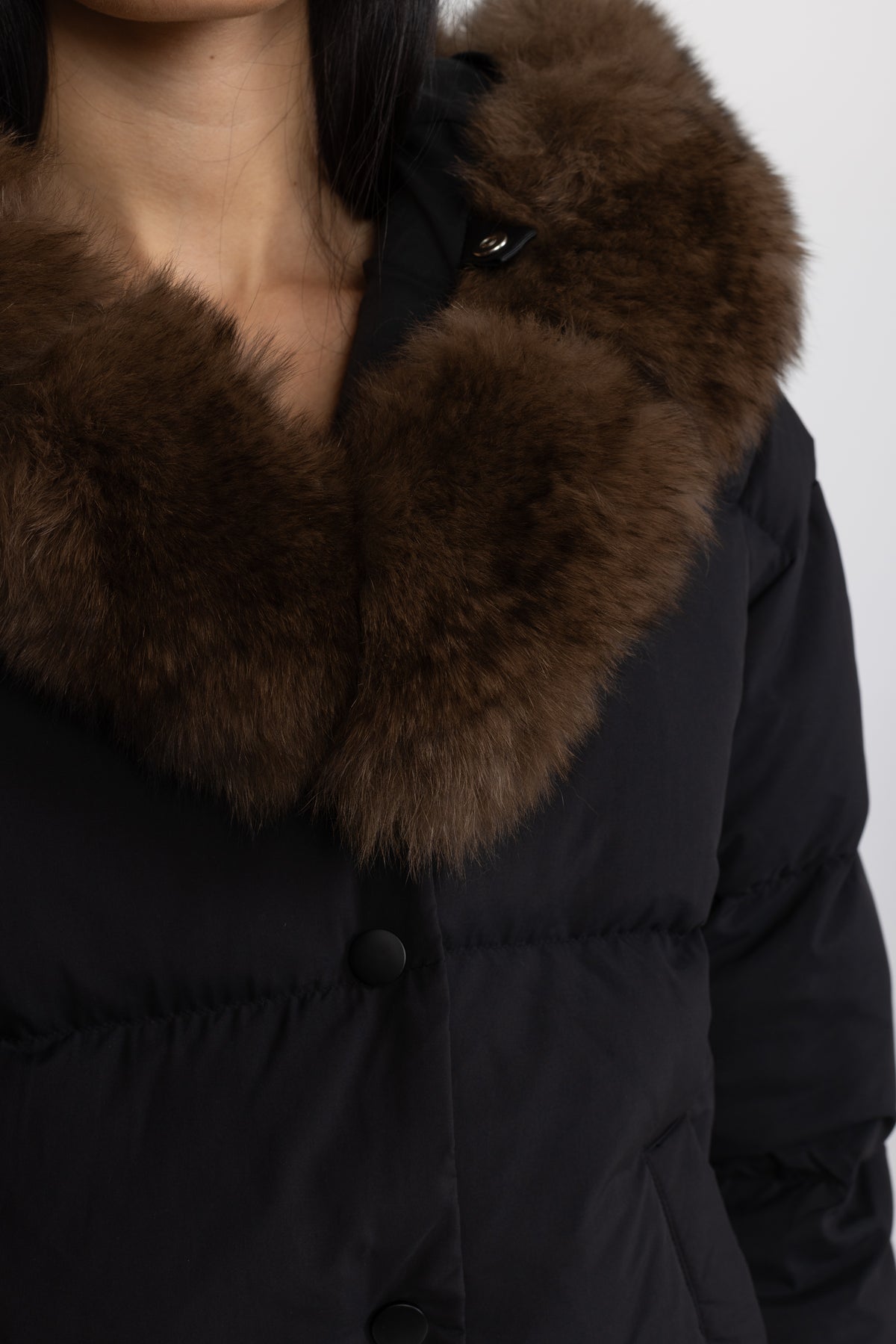 Daunen-Pufferjacke in Cropped-Länge mit Kapuze aus Fuchspelz - Schwarz 