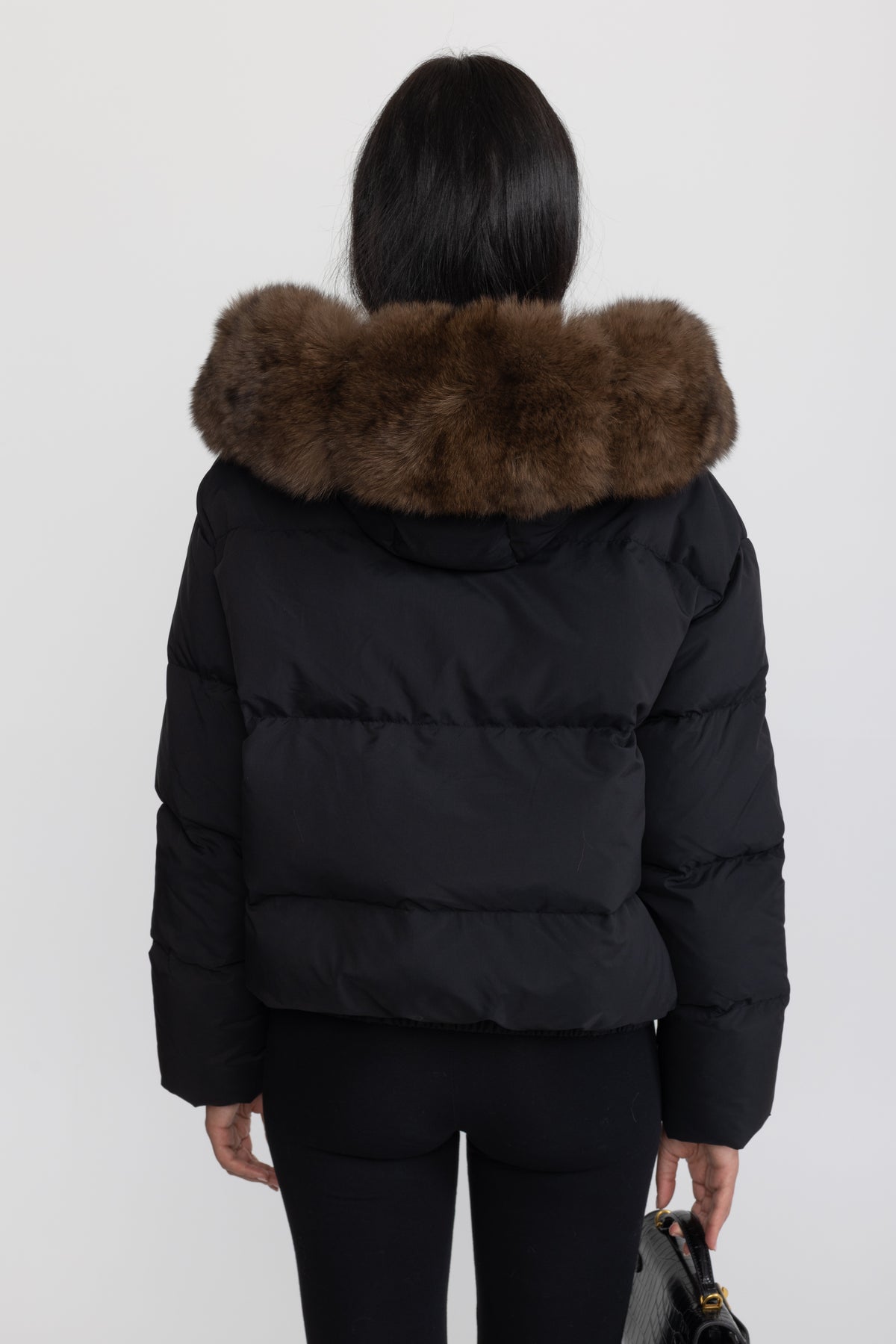 Daunen-Pufferjacke in Cropped-Länge mit Kapuze aus Fuchspelz - Schwarz 