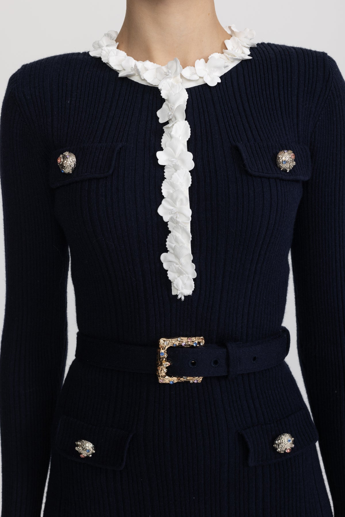 Geripptes Mini-Kleid mit floralen Rüschen und Gürtel - Navy 