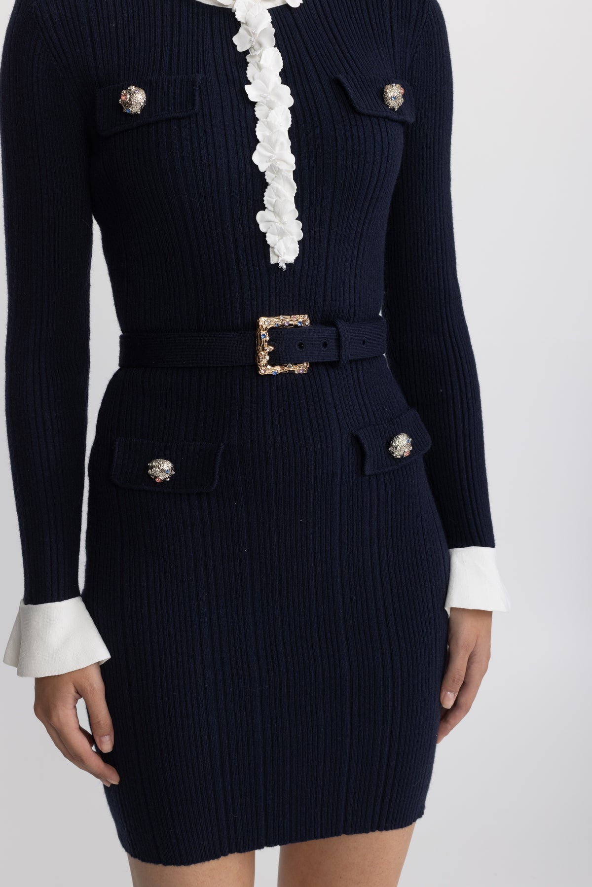 Geripptes Mini-Kleid mit floralen Rüschen und Gürtel - Navy 
