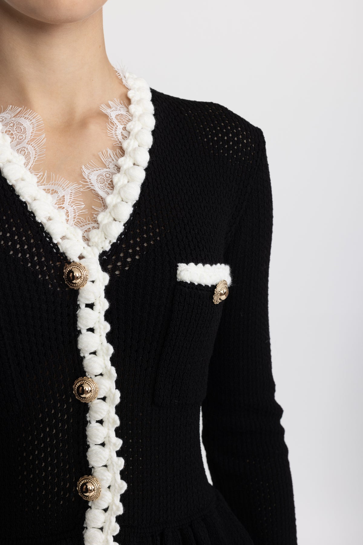 Maxikleid aus Häkelstrick mit Spitzenbesatz und Schößchen - Schwarz 