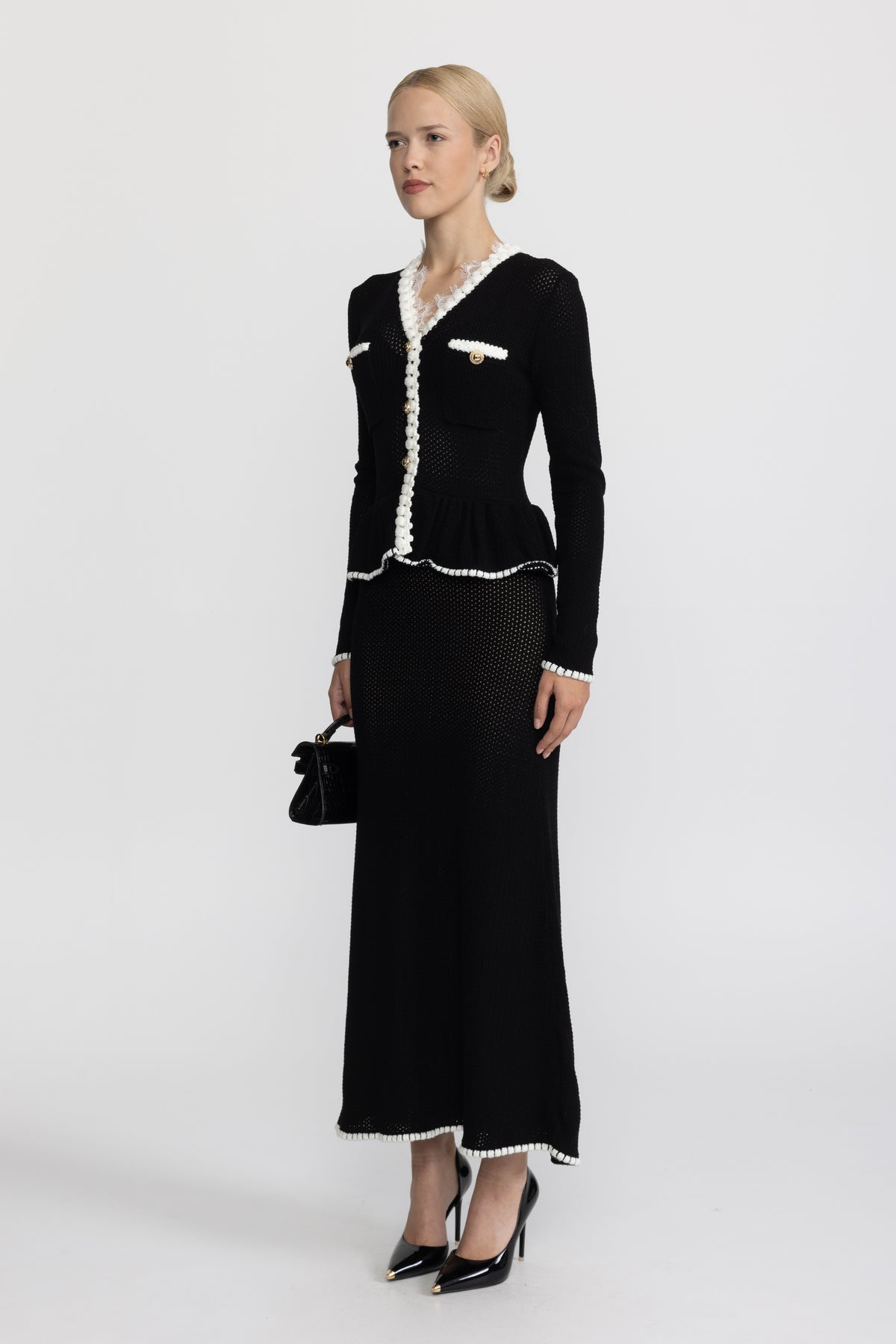 Maxikleid aus Häkelstrick mit Spitzenbesatz und Schößchen - Schwarz 