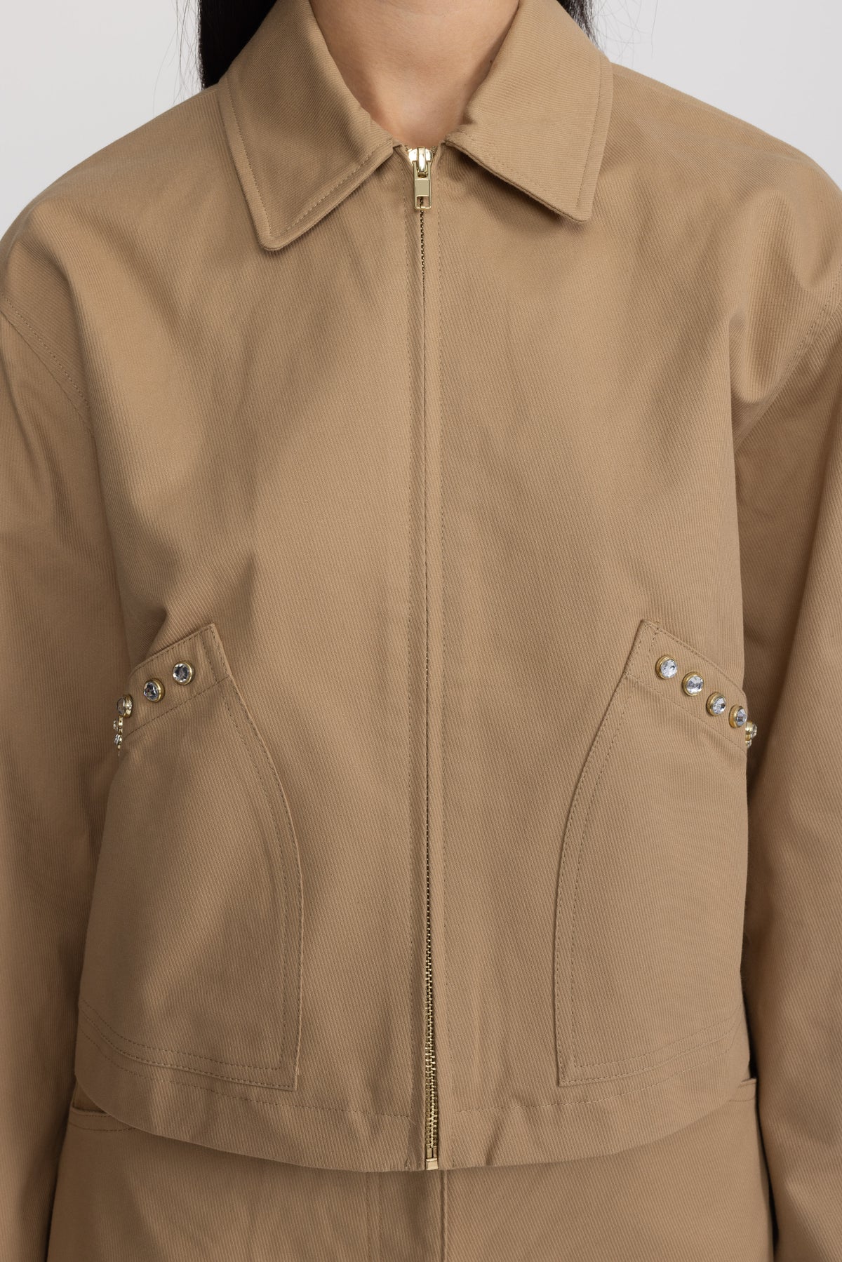Verkürzte Canvas-Jacke mit Reißverschluss und Kristallnieten - Khaki 