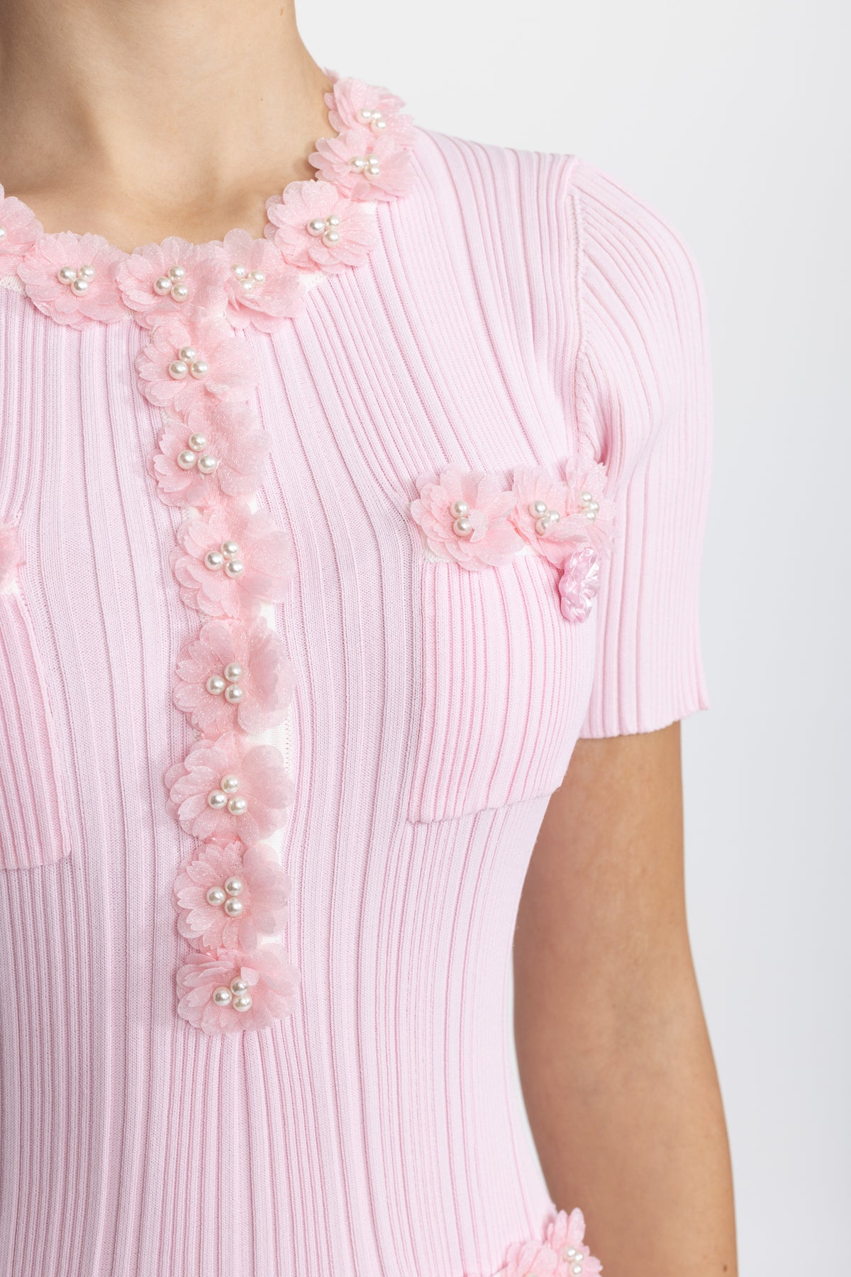 Geripptes Midi-Kleid aus Strick mit Blumenapplikation - Pink 