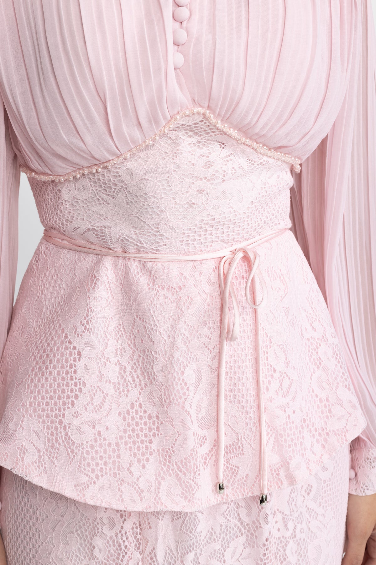 Plissierte Chiffonbluse und Meerjungfrauenrock aus Spitze im Co-ord-Set - Pink 