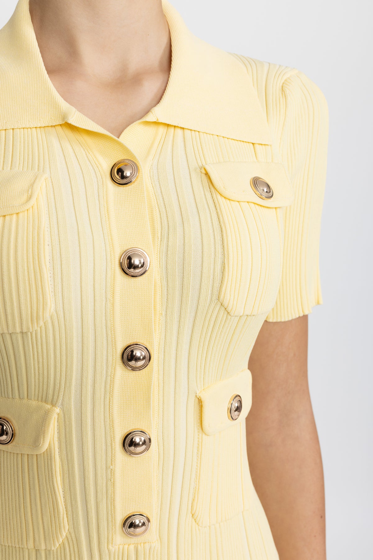 Geripptes Mini-Strickkleid mit Polokragen und goldenen Knöpfen - Gelb 