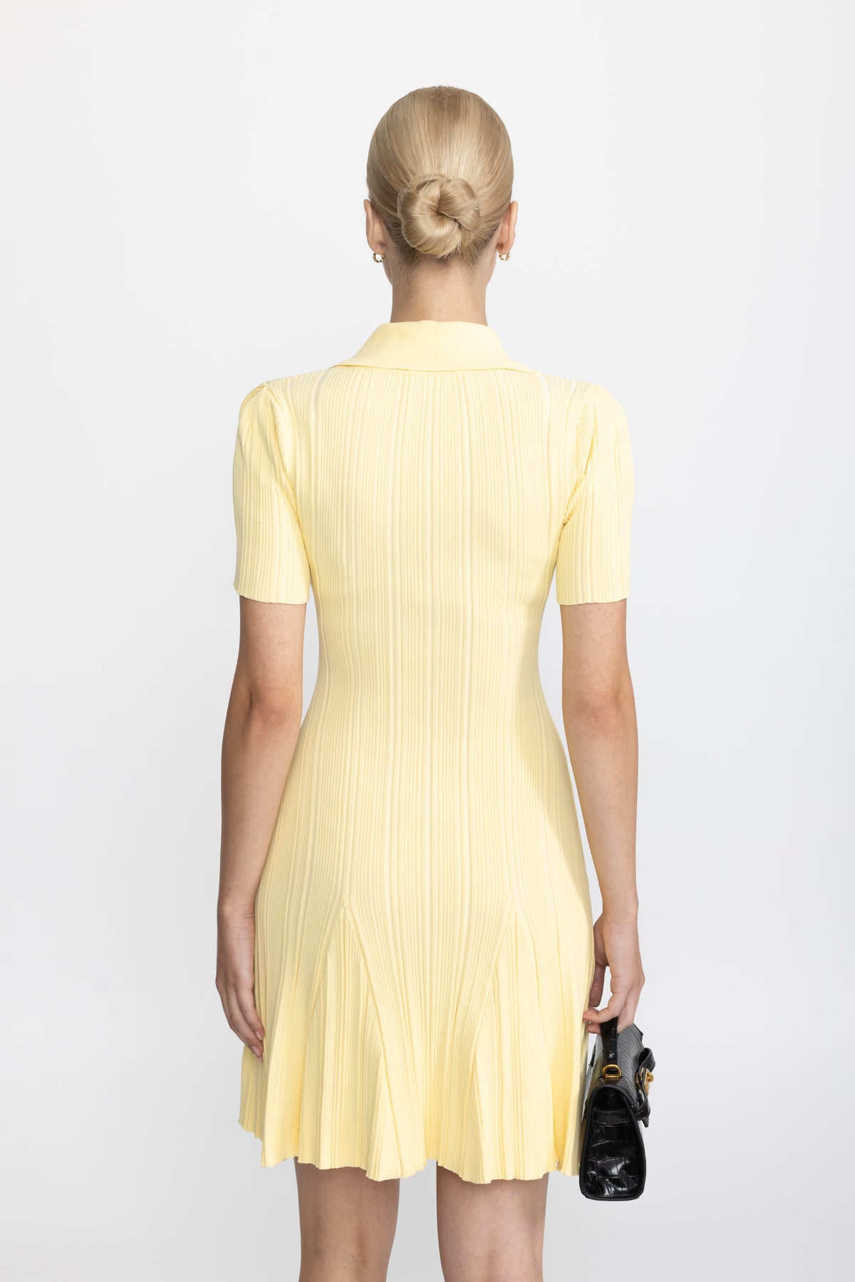 Geripptes Mini-Strickkleid mit Polokragen und goldenen Knöpfen - Gelb 