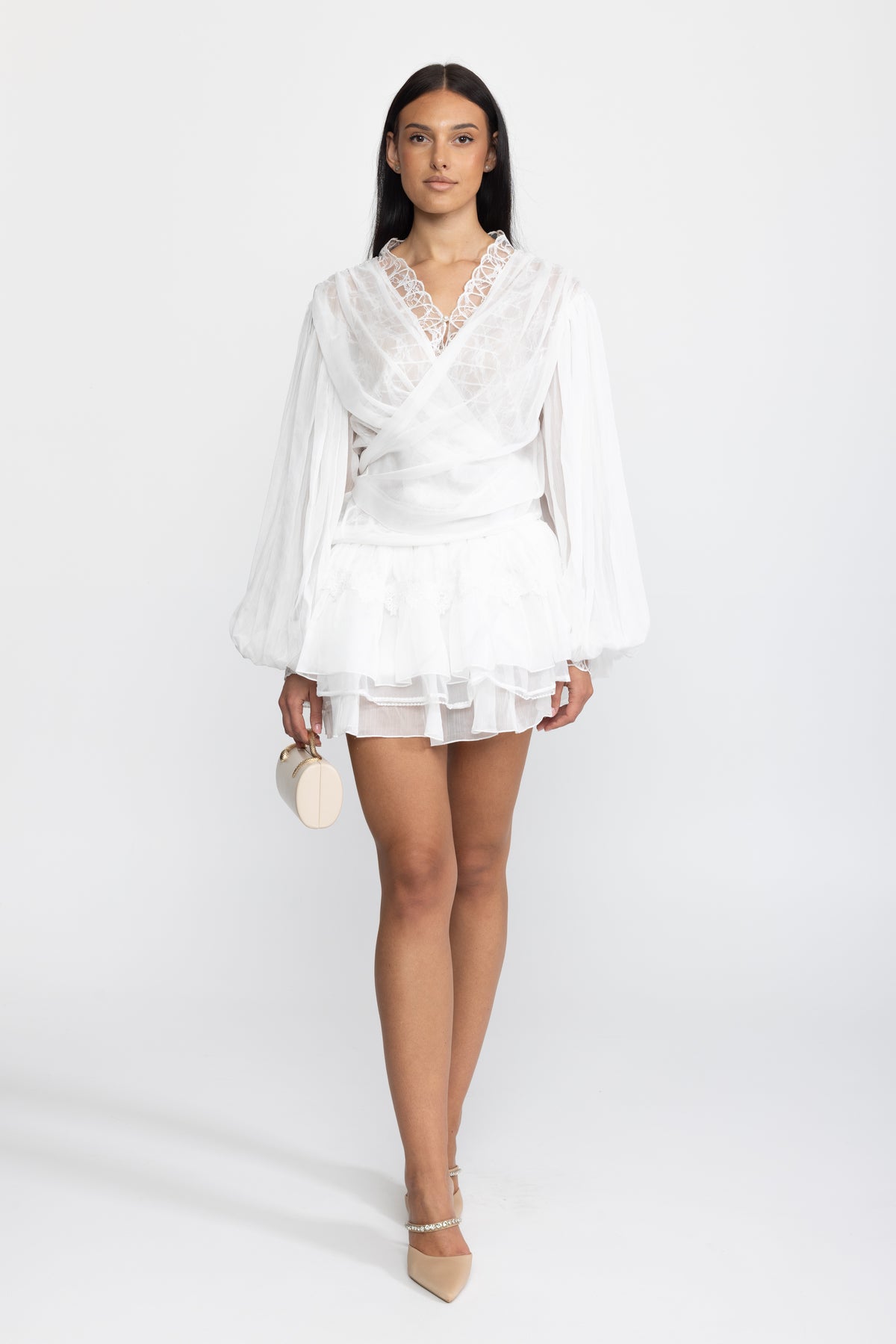 Bluse mit Chiffon-Wickeldesign und Spitzeneinsatz sowie Minirock mit Rüschen im Co-ord-Set - Weiß 