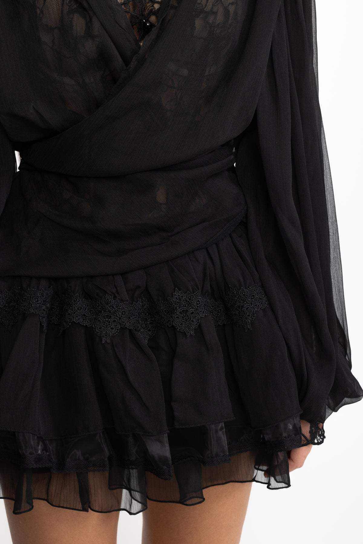 Zweiteiliges Set aus Chiffon-Wickelbluse mit Spitzeneinsatz und Minirock mit Rüschen - Schwarz 