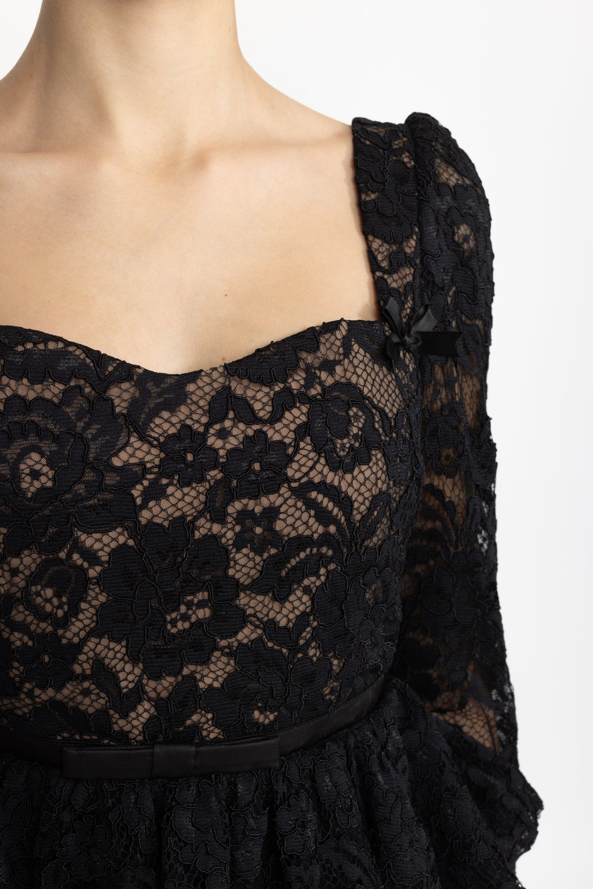 Peplum-Midikleid aus Spitze mit herzförmigem Ausschnitt und Puffärmeln - Schwarz 