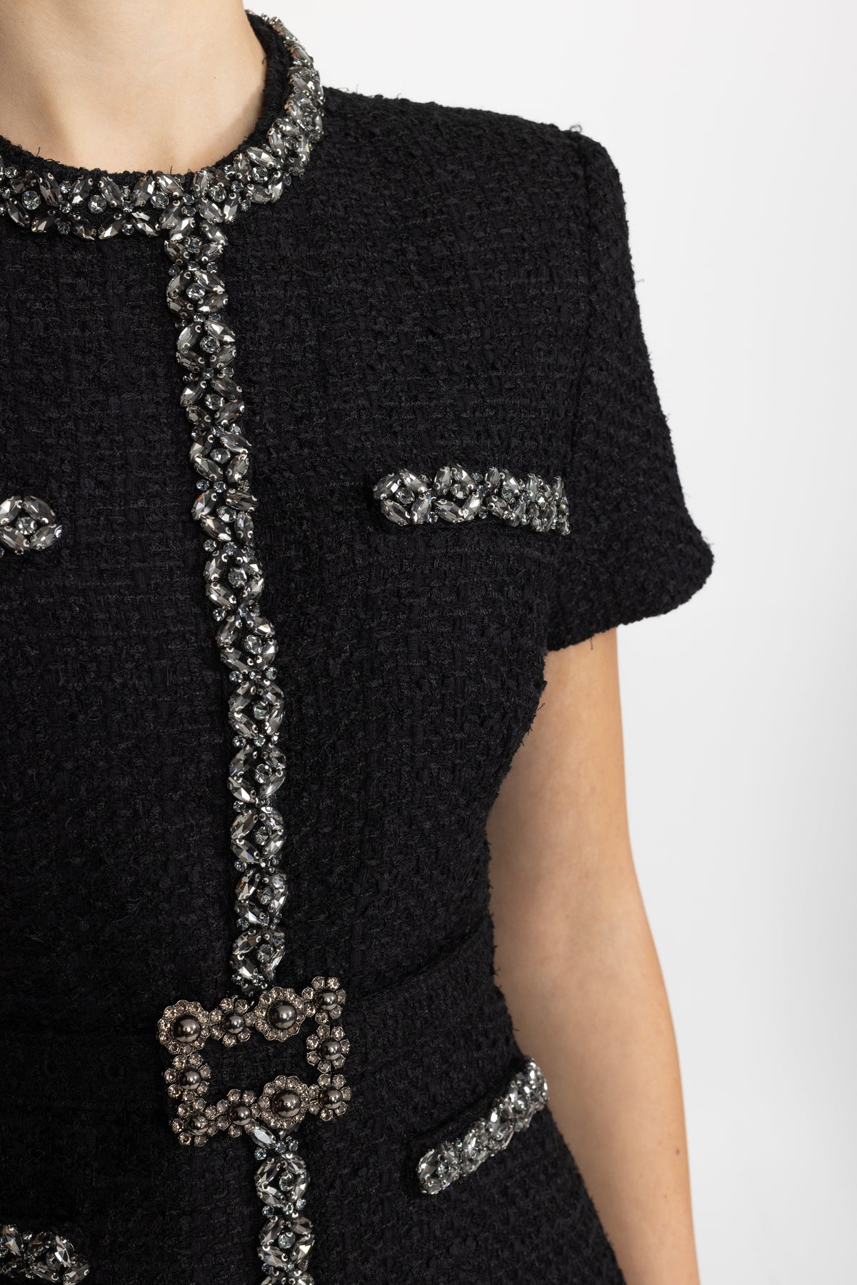 Tweed- und Satin-Midikleid mit Kristallbesatz und Schößchen - Schwarz 