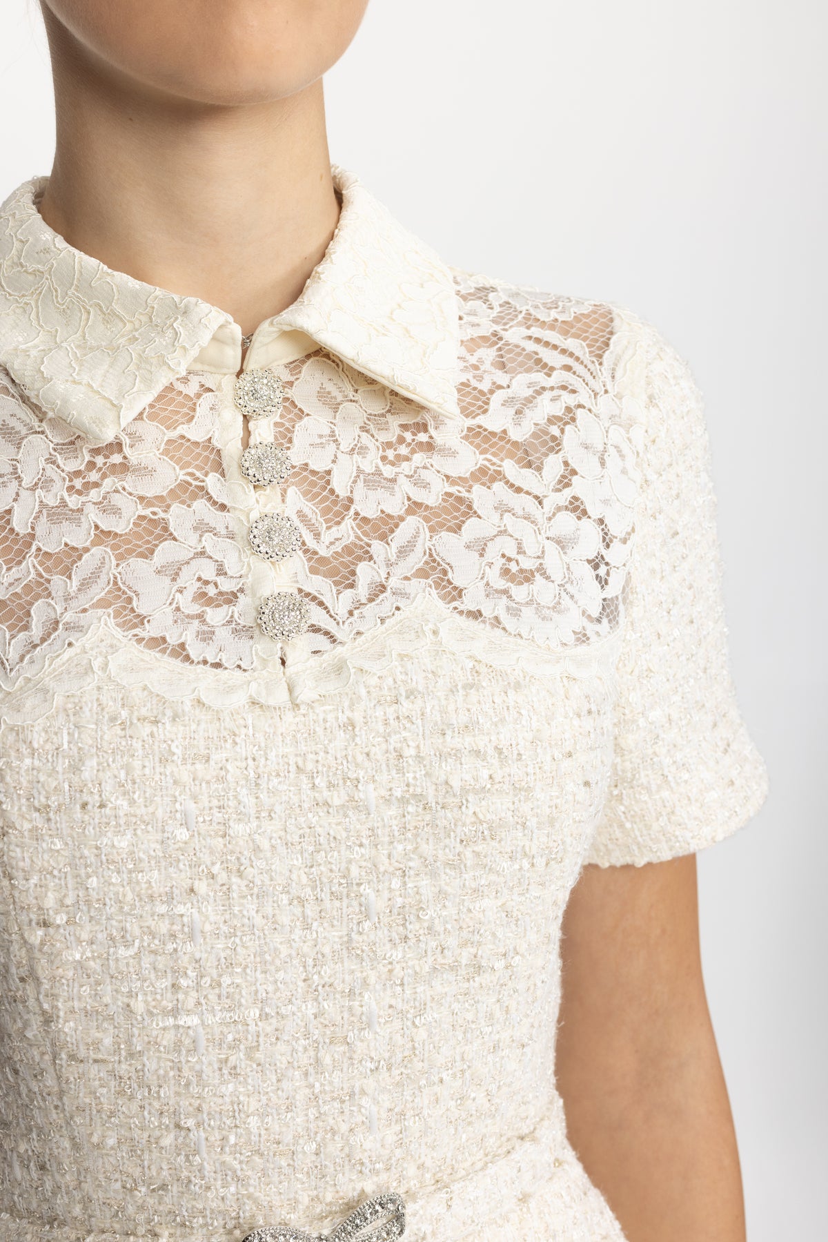Tweed-Peplumkleid mit Spitzenpasse und plissiertem Rock - Ivoire 