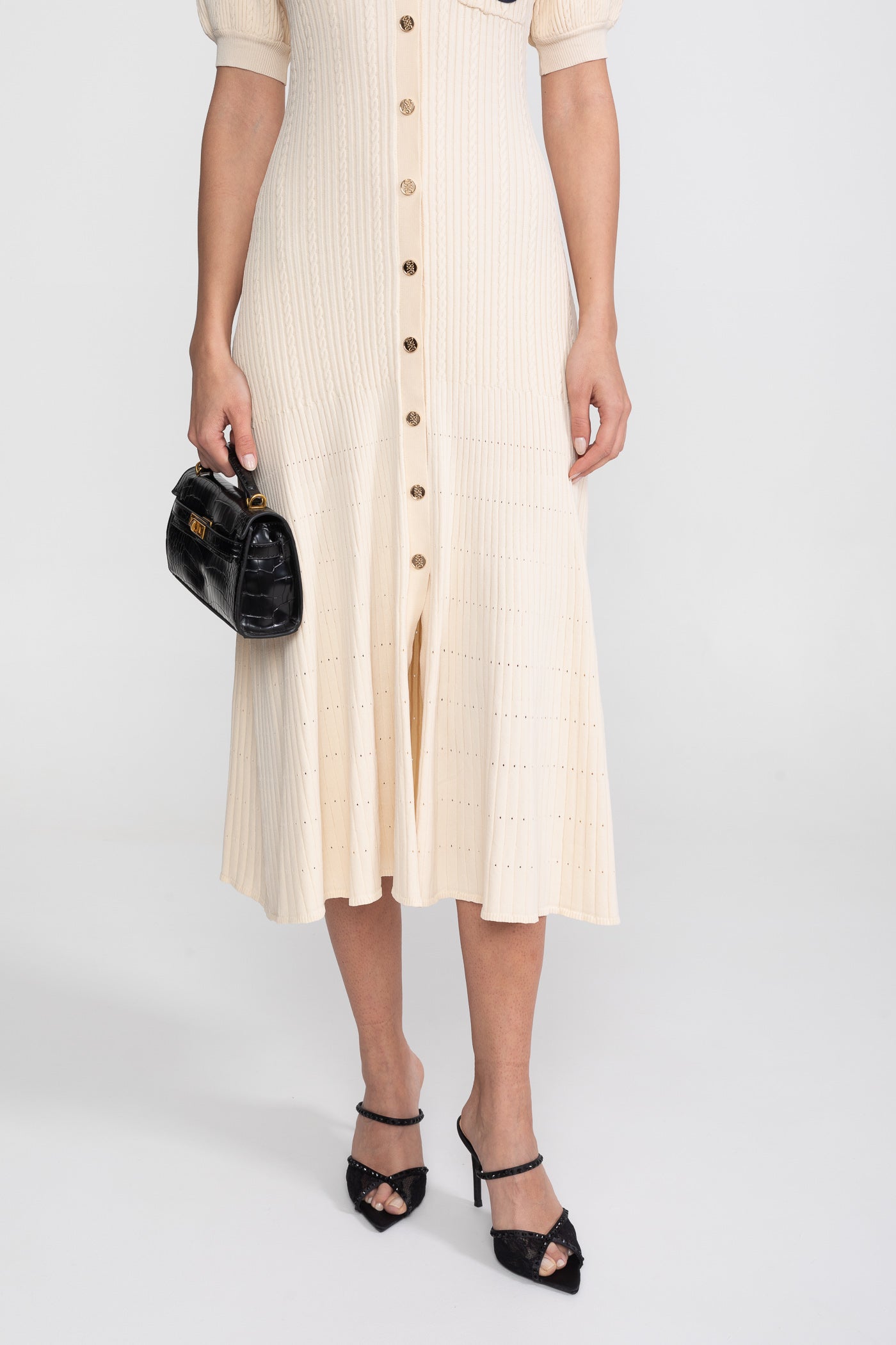 Strick-Midi-Kleid mit kurzen Ärmeln, Polokragen und Monogramm-Patch - Creme 