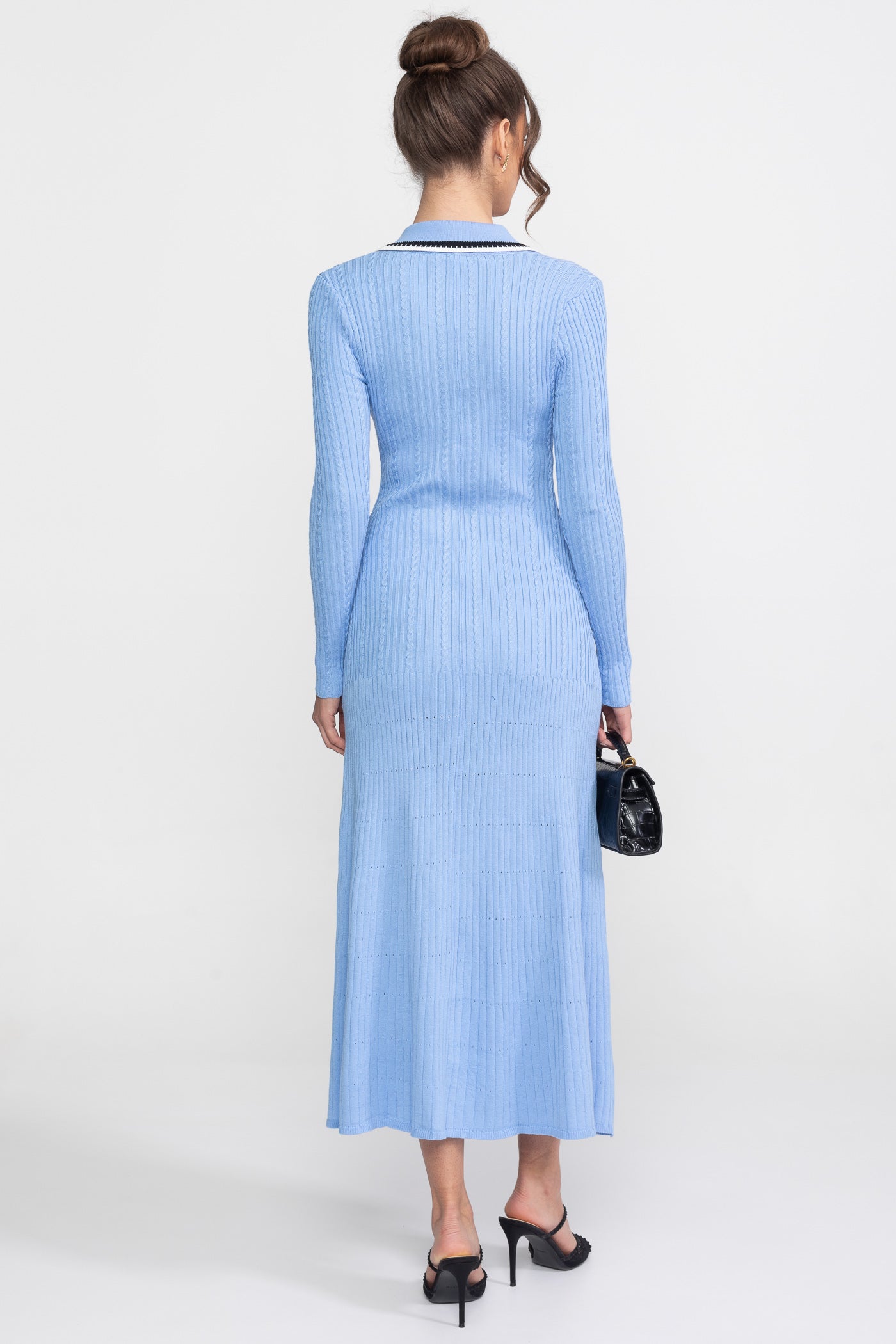 Strick-Midikleid mit langen Ärmeln, Polokragen und Monogramm-Patch – Blau 