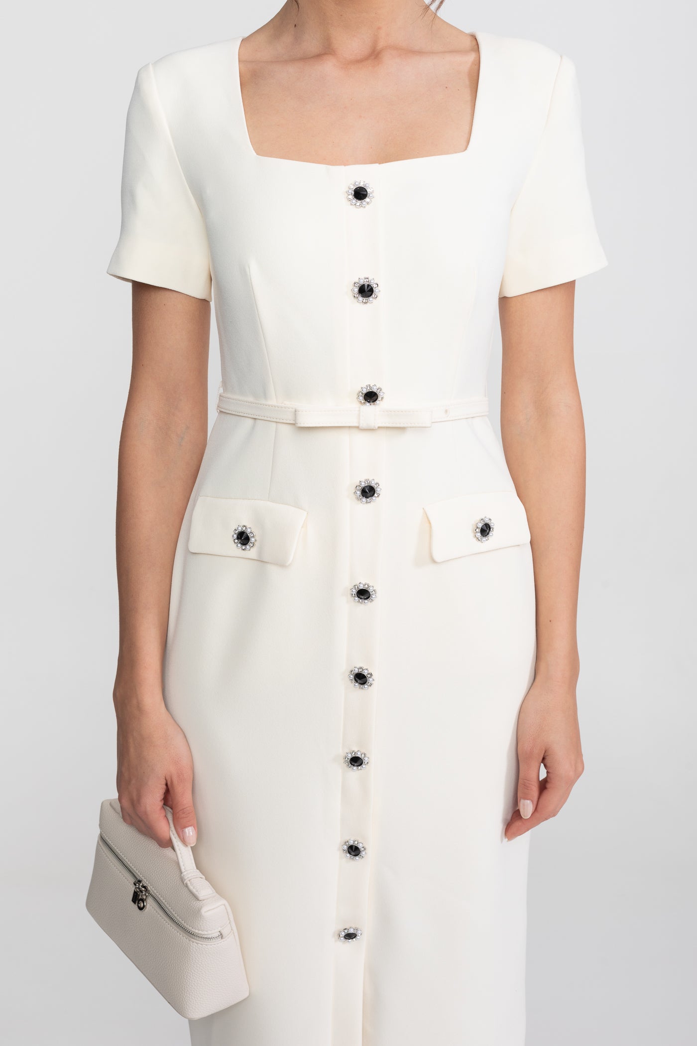 Midi-Kleid mit quadratischem Ausschnitt und durchgehender Knopfleiste mit Schmuckknöpfen - Weiß 