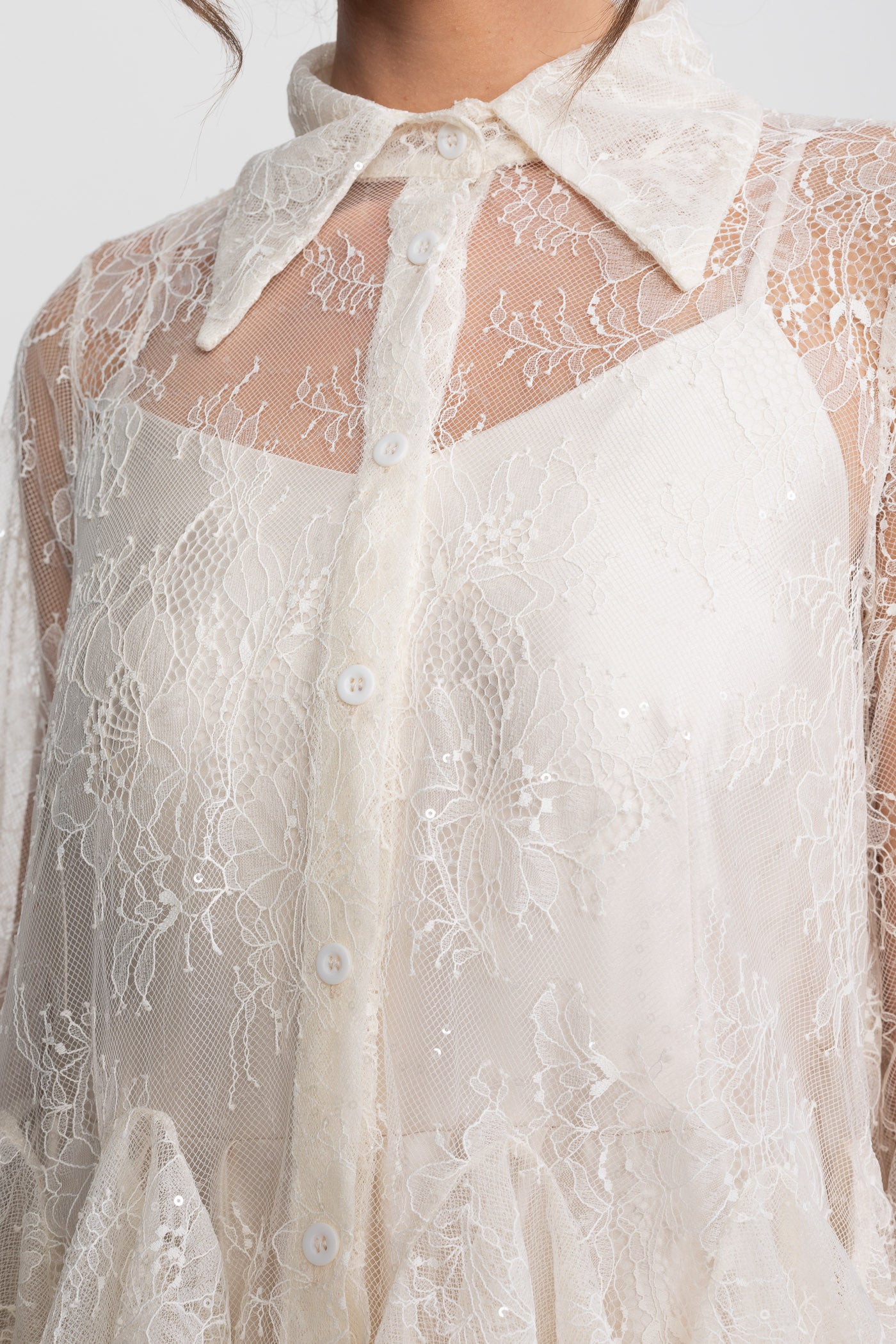 Transparente Spitzen-Peplum-Bluse mit Rüschen-Saum und Satin-Maxirock - Ivoire 