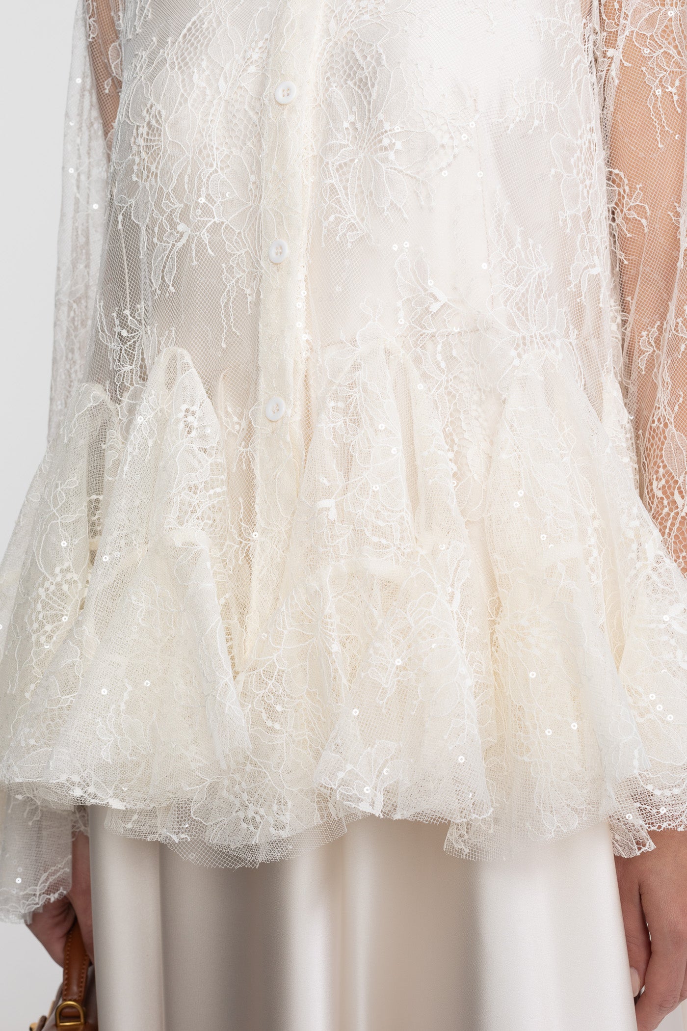 Transparente Spitzen-Peplum-Bluse mit Rüschen-Saum und Satin-Maxirock - Ivoire 