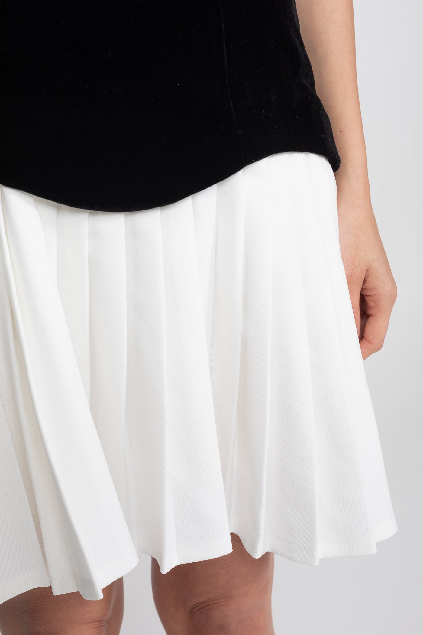 Schulterfreies Samt-Minikleid mit kontrastierendem Faltenrock - Schwarz 