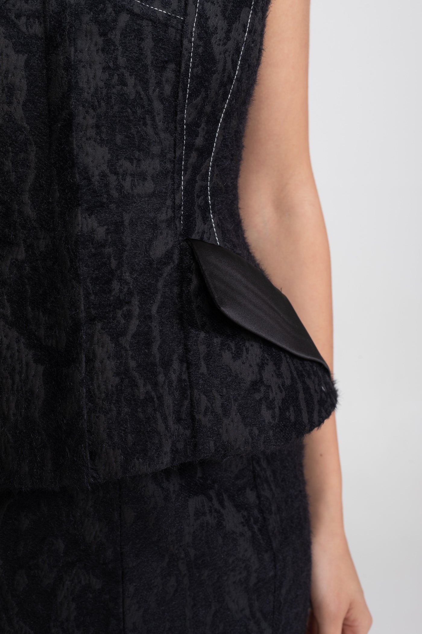 Jacquard-Maxiset mit transparenter floraler Halslinie und Peplum-Taille - Schwarz 