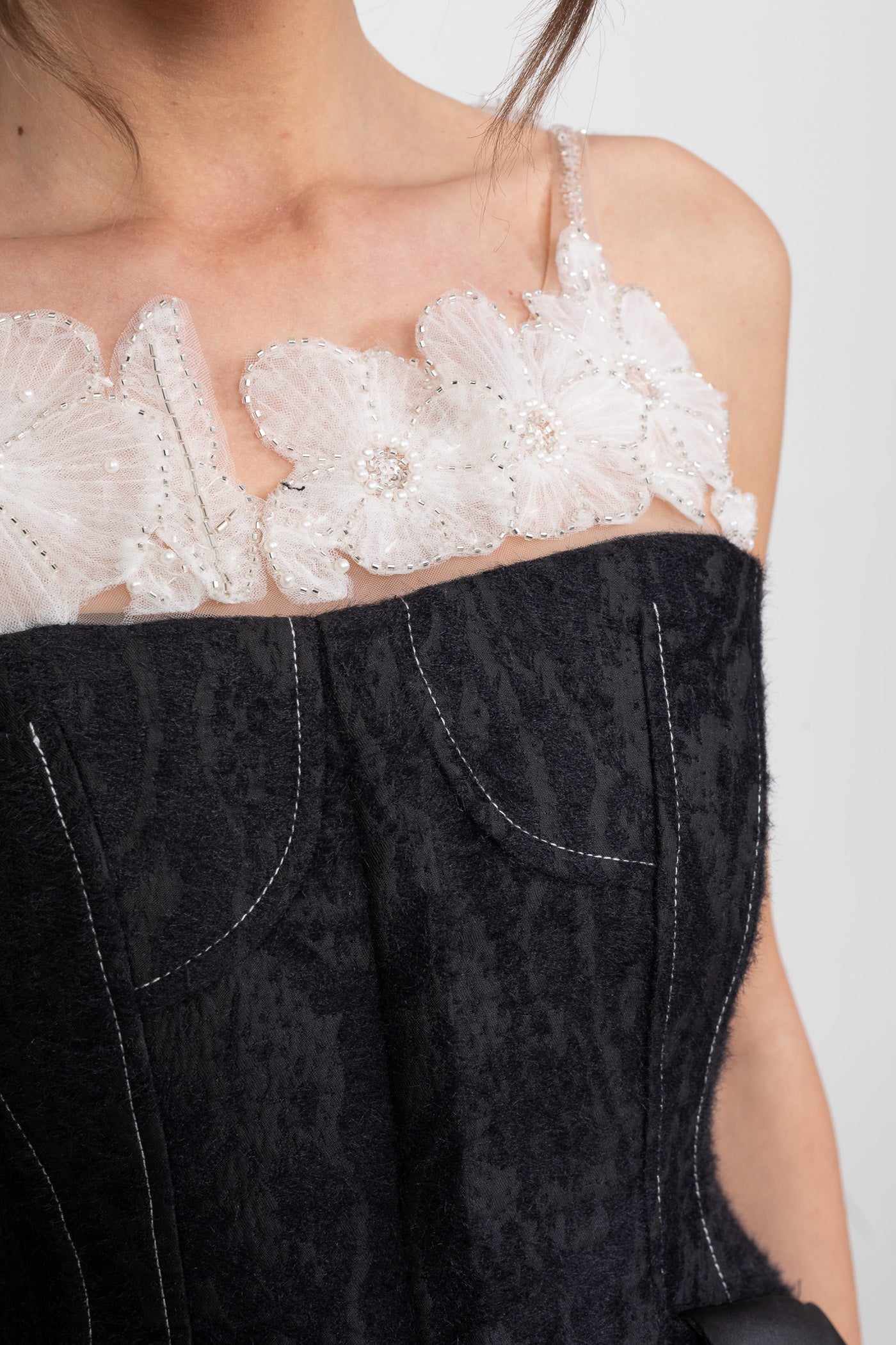 Jacquard-Maxiset mit transparenter floraler Halslinie und Peplum-Taille - Schwarz 