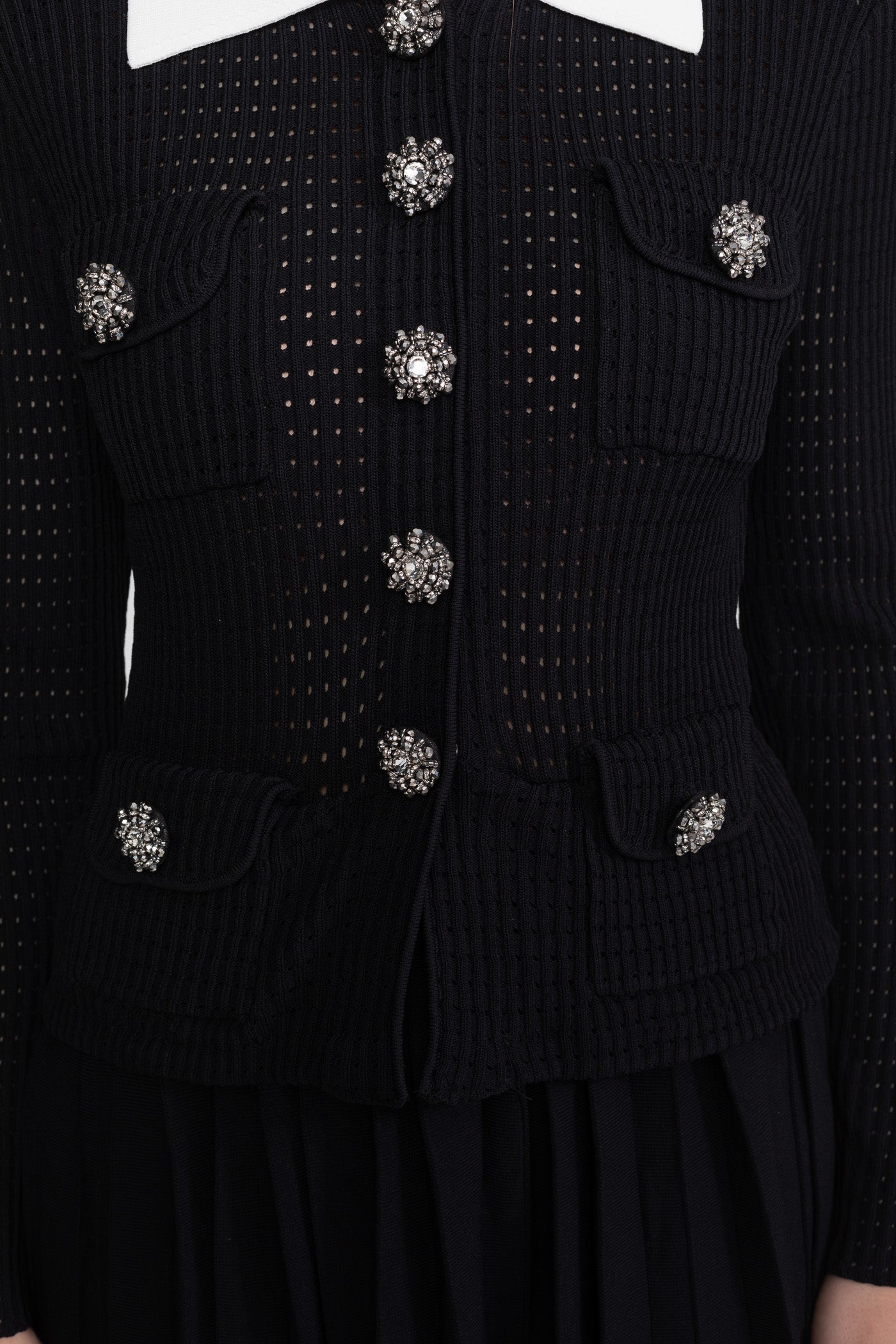 Co-Ord-Set aus offen gestricktem Cardigan und plissiertem Midi-Rock - Schwarz 